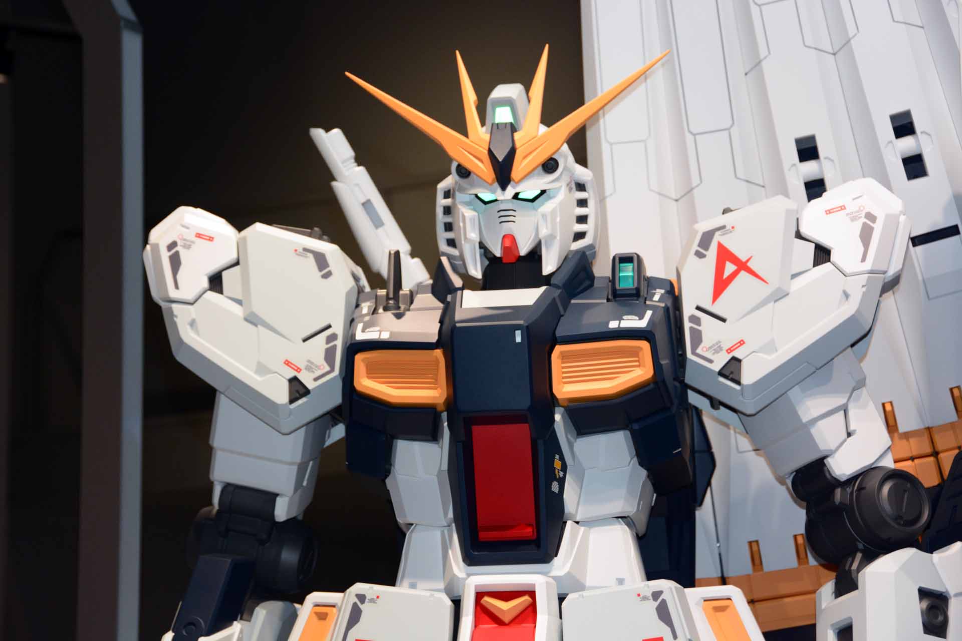 1/12スケールという、2m以上の圧倒的な質感を持つ立像。こちらもディテールをチェックするのがたまらなく楽しい