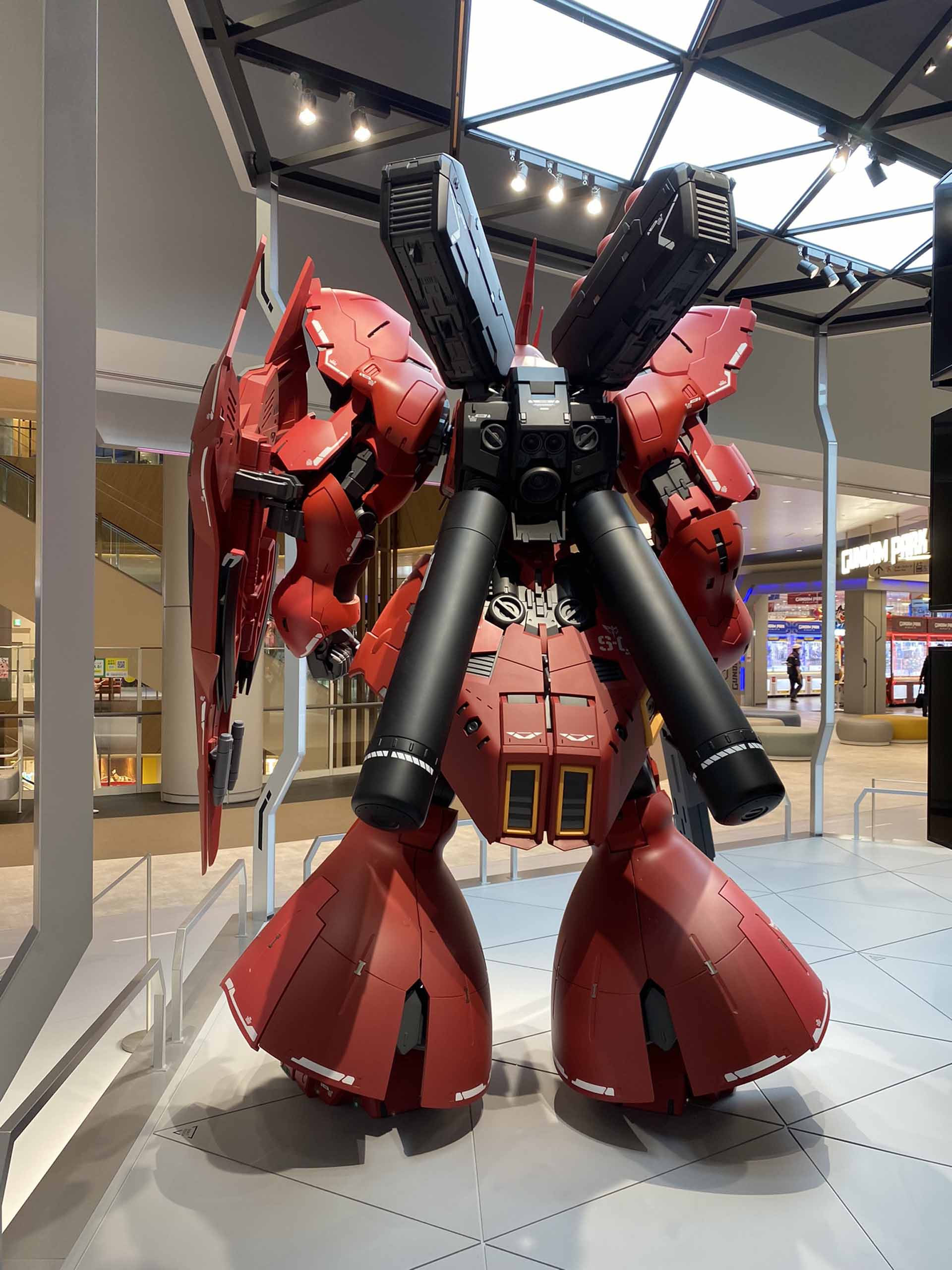 1/12スケールという、2m以上の圧倒的な質感を持つ立像。こちらもディテールをチェックするのがたまらなく楽しい