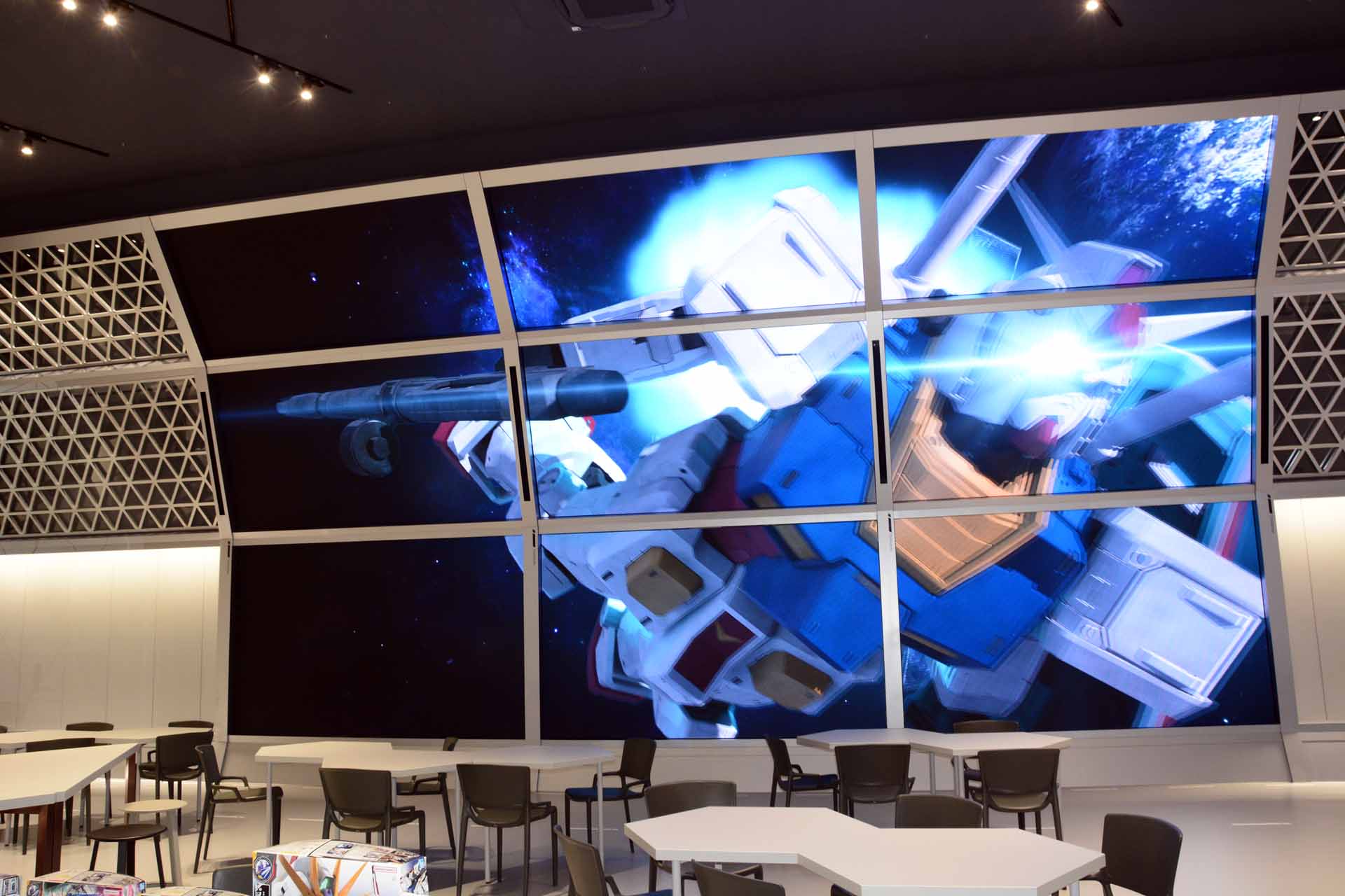 10m×6mという超巨大なモニターにMSが縦横無尽に動き回る。ガンダムの最新情報なども発信され見応えのある空間だ。今後はガンプラ教室なども開催予定だ