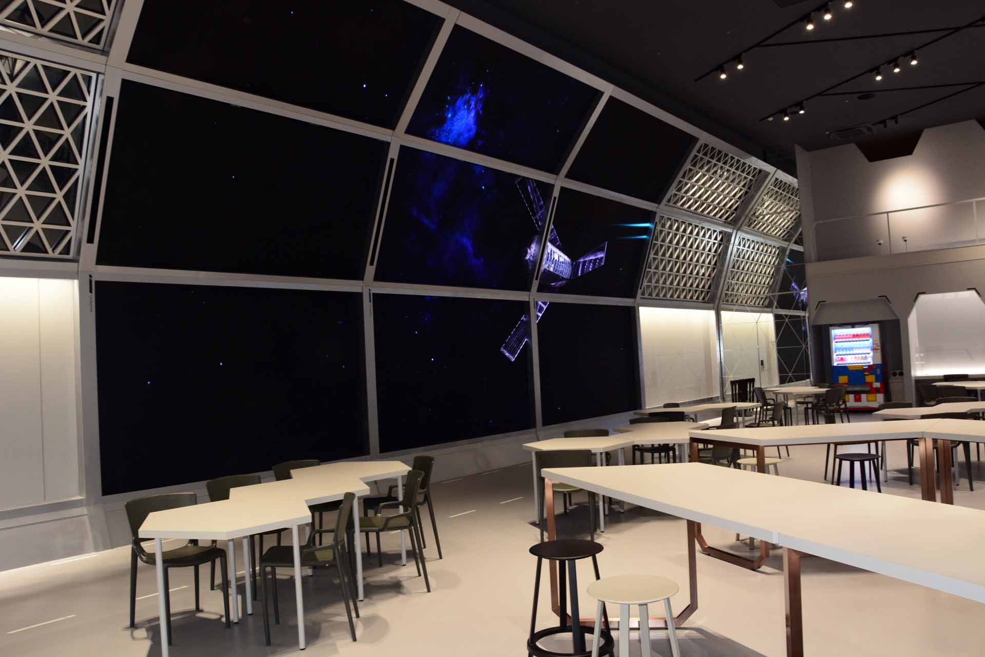 10m×6mという超巨大なモニターにMSが縦横無尽に動き回る。ガンダムの最新情報なども発信され見応えのある空間だ。今後はガンプラ教室なども開催予定だ