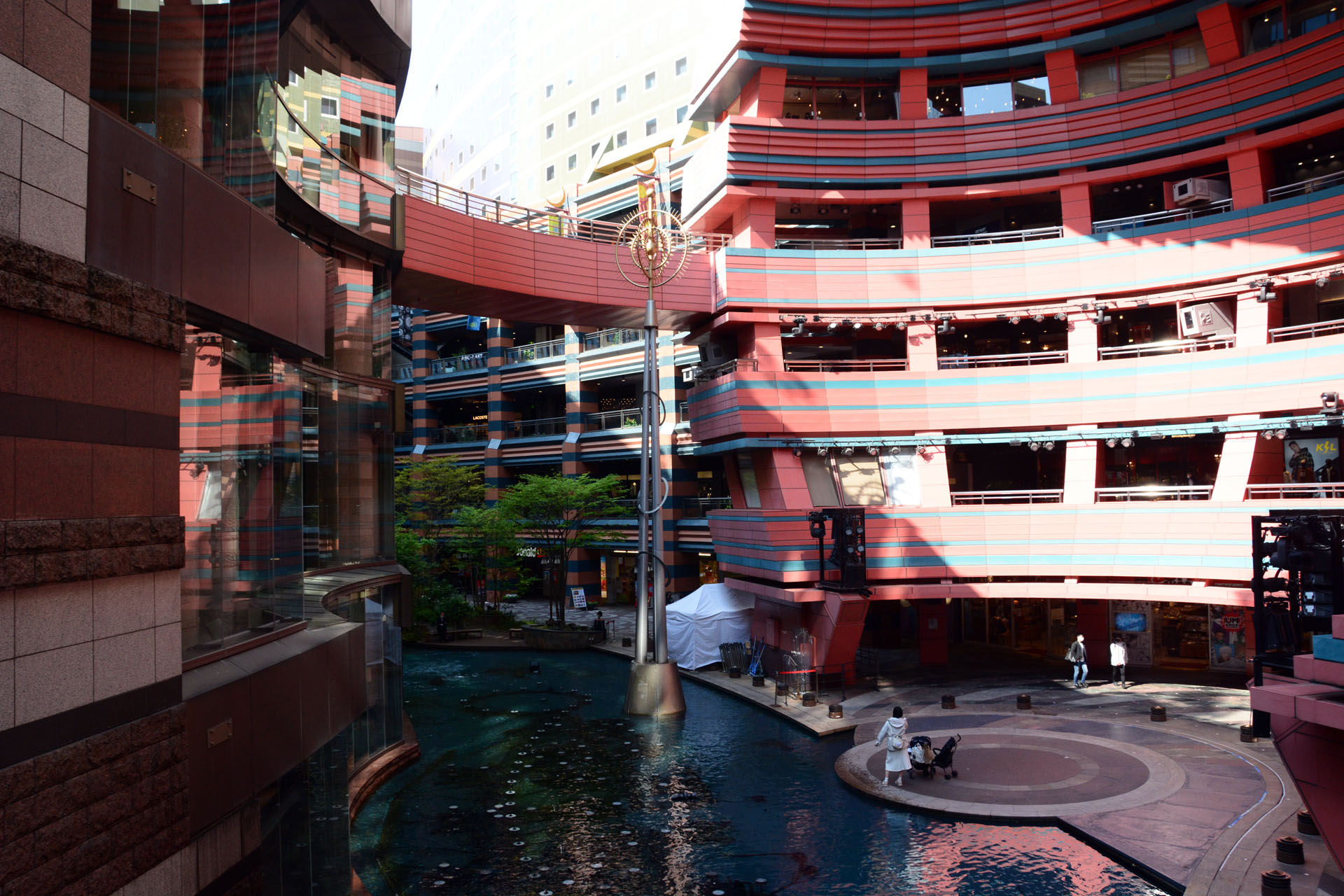 キャナルシティ博多は様々な店舗がそろうショッピングモールだ