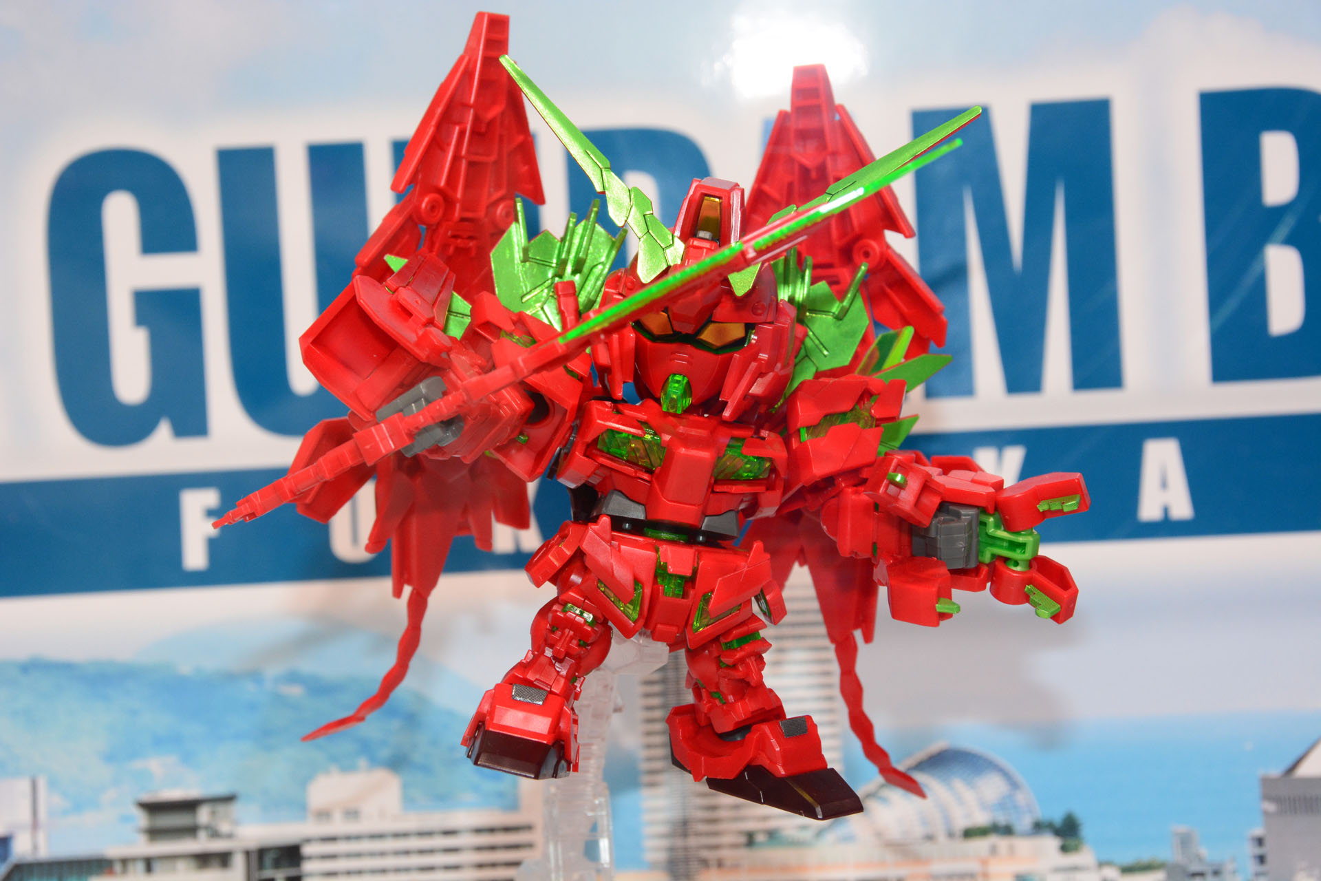 福岡限定の赤いユニコーン。巨大立像も展示されている