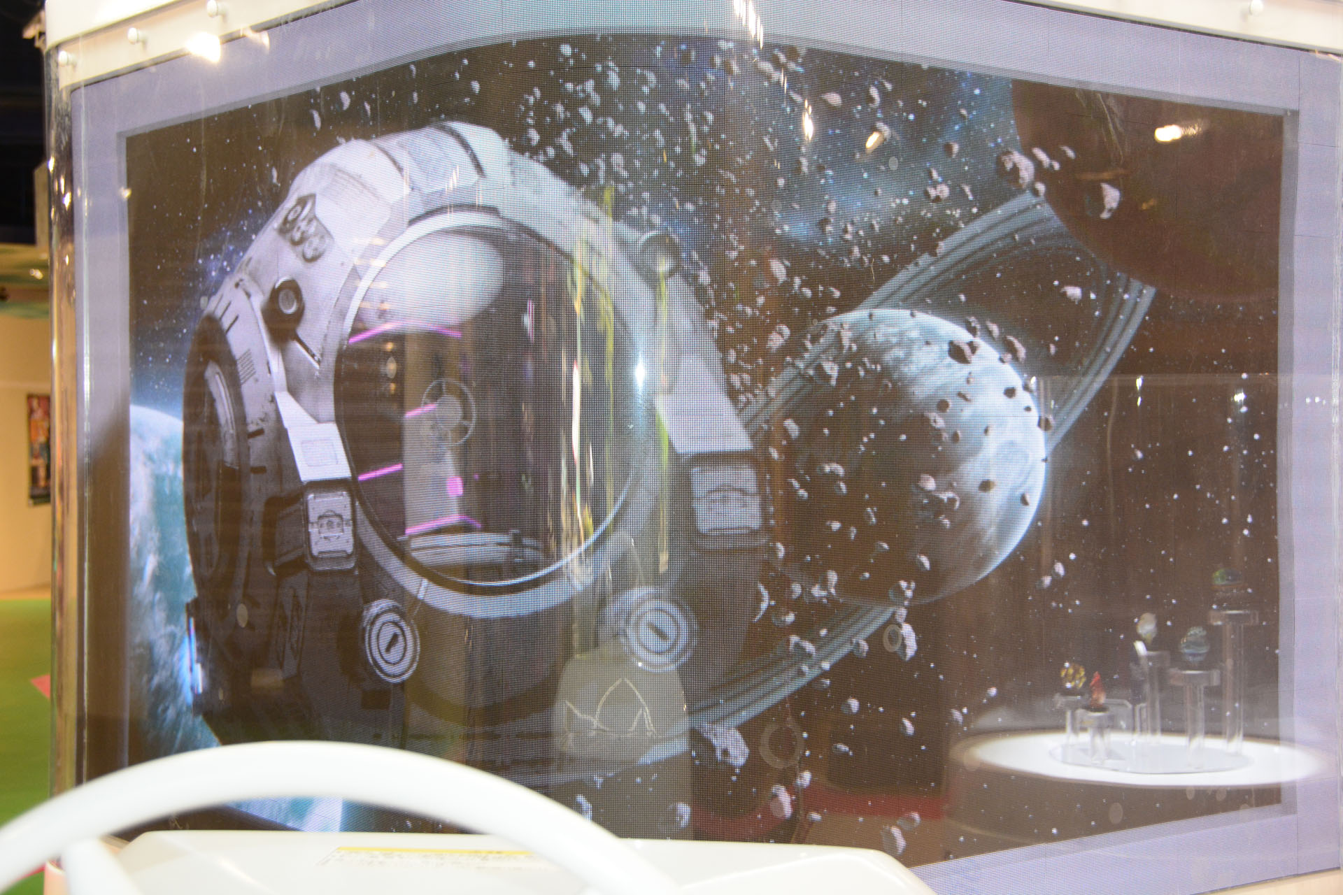 全高2.1m、奥行き2.3m、の巨大ガシャポン。モニターの演出や、商品のクオリティに注目