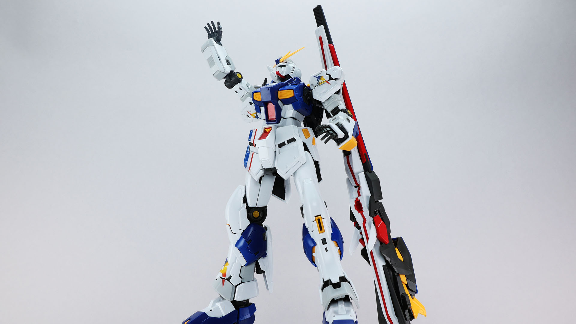 実機は右腕と頭部が稼働します