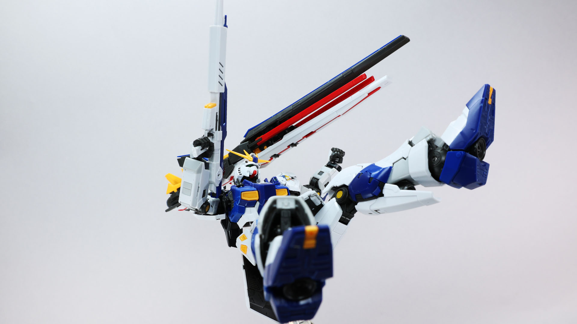 肩ごしの巨大なメガ粒子砲としても使用できる