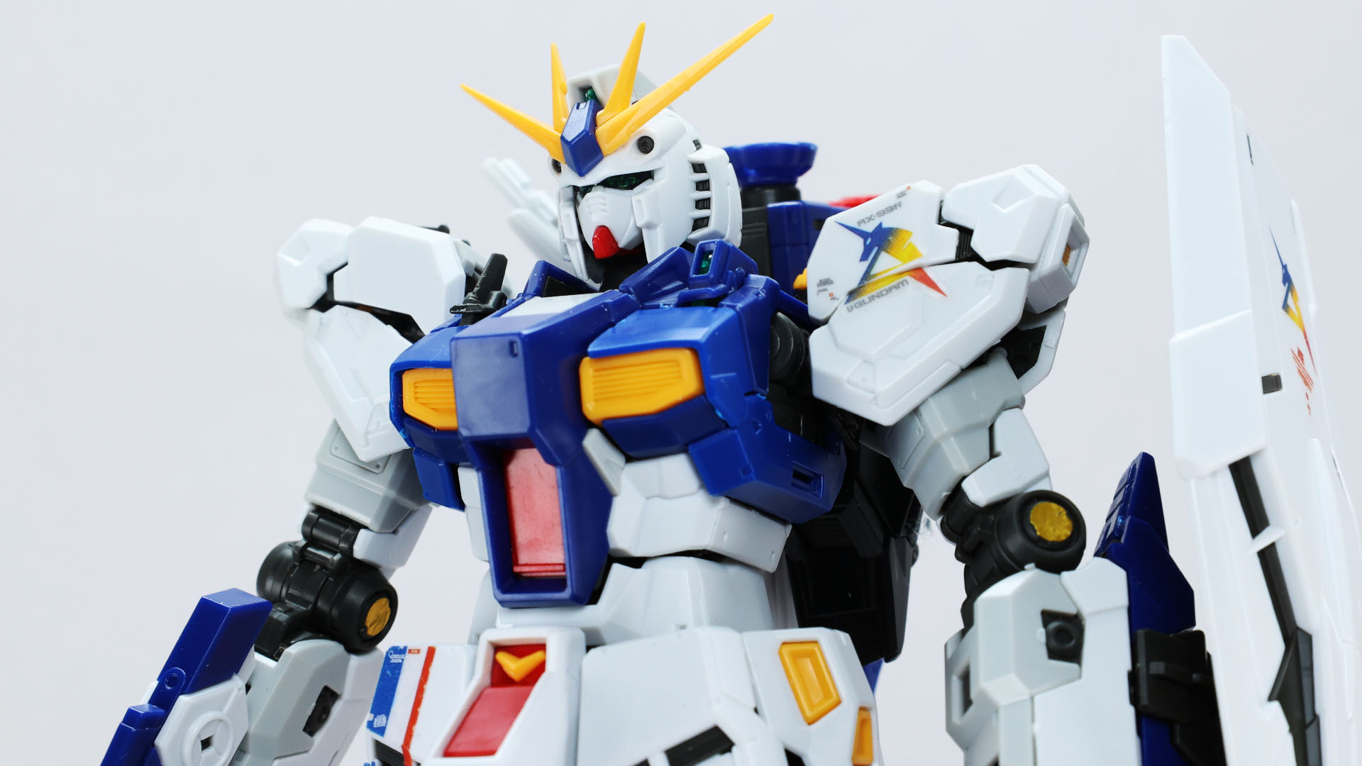 よりカラフルなイメージとなったνガンダム