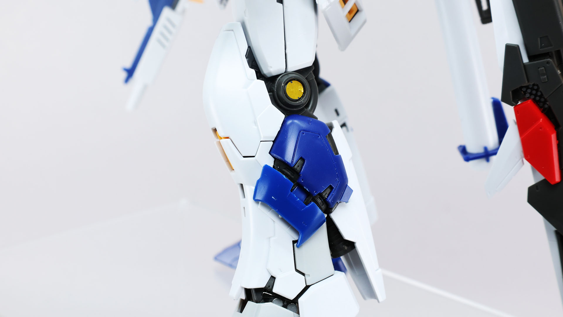 脛横のスラスターは前にせり出します