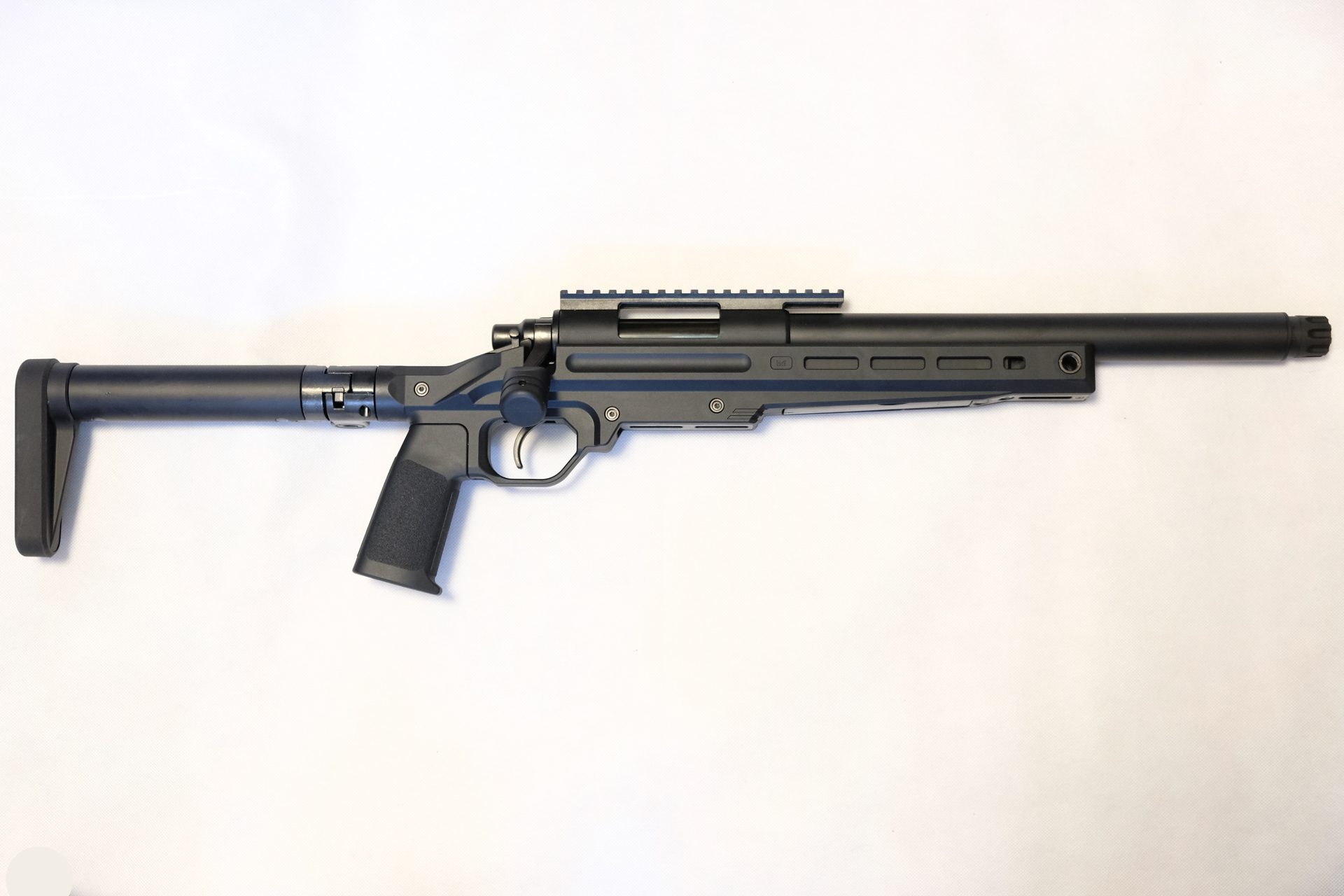 ボルトハンドルがある右側から