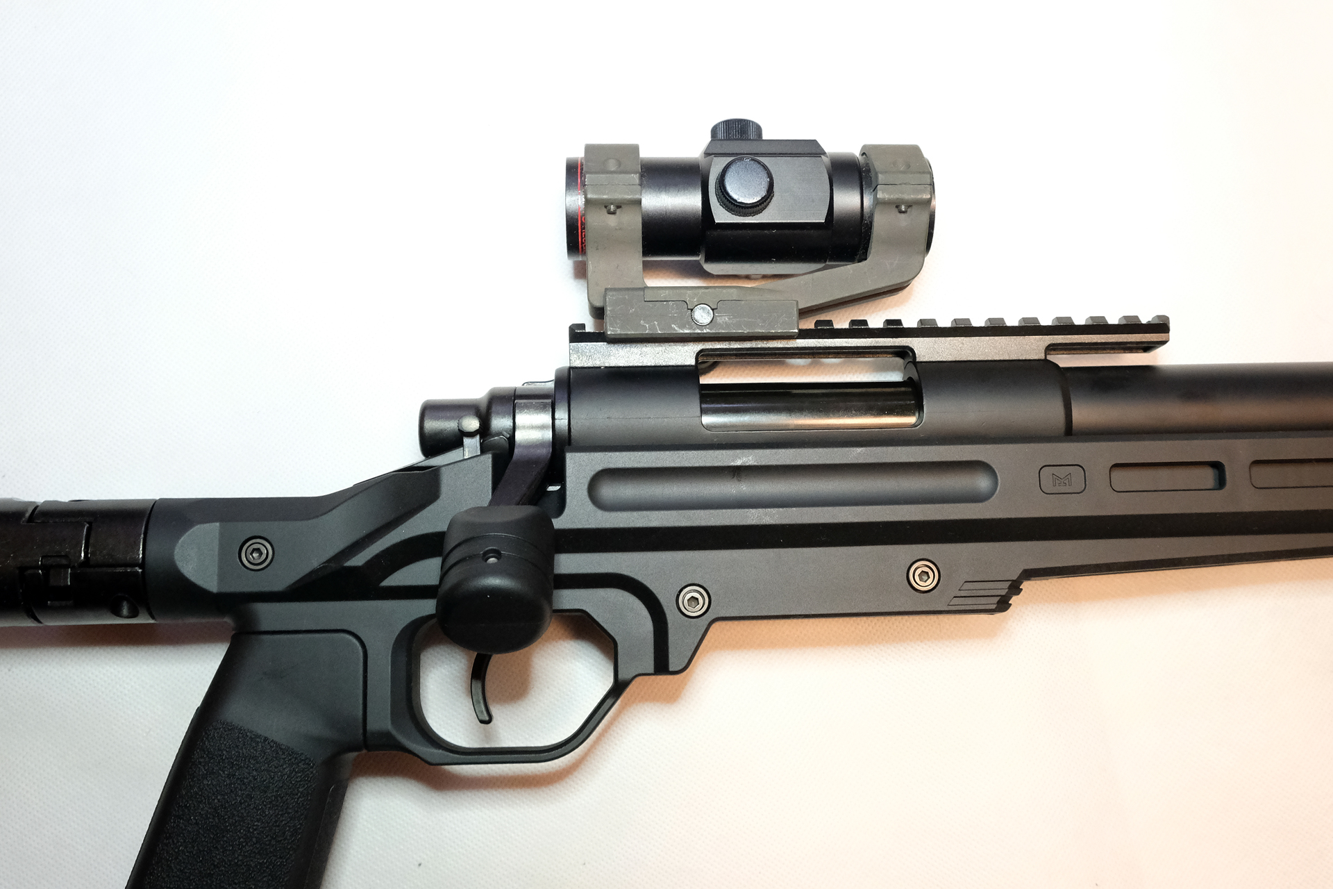 ダットサイトを載せた状態。大型のボルトハンドルに注目