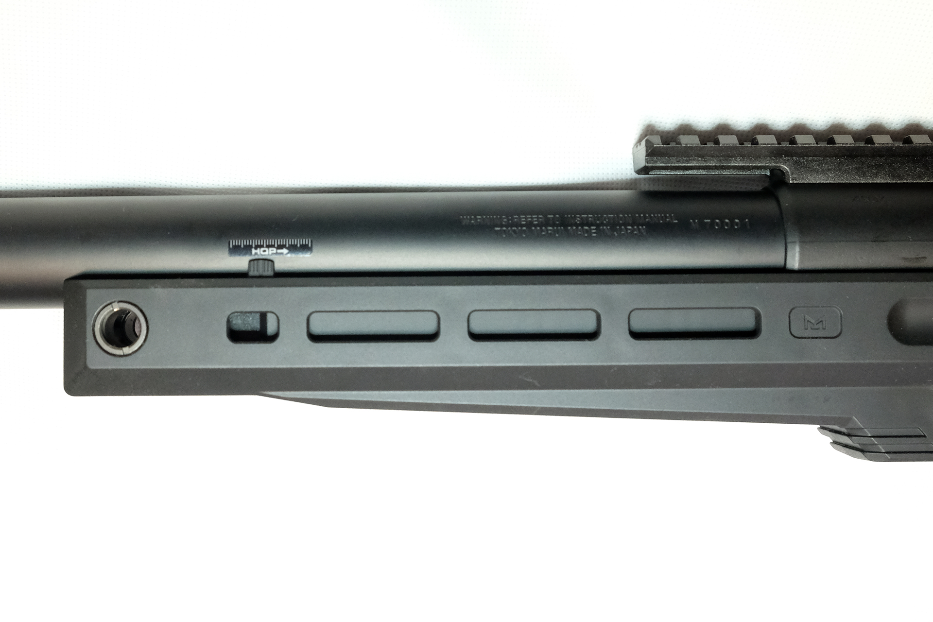 ストックの前方。スイベル用のQDホールとM-LOCKスロットがモダンだ