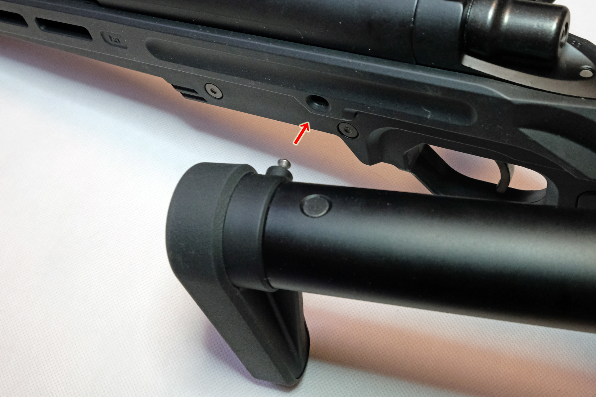 矢印部分の穴に固定する