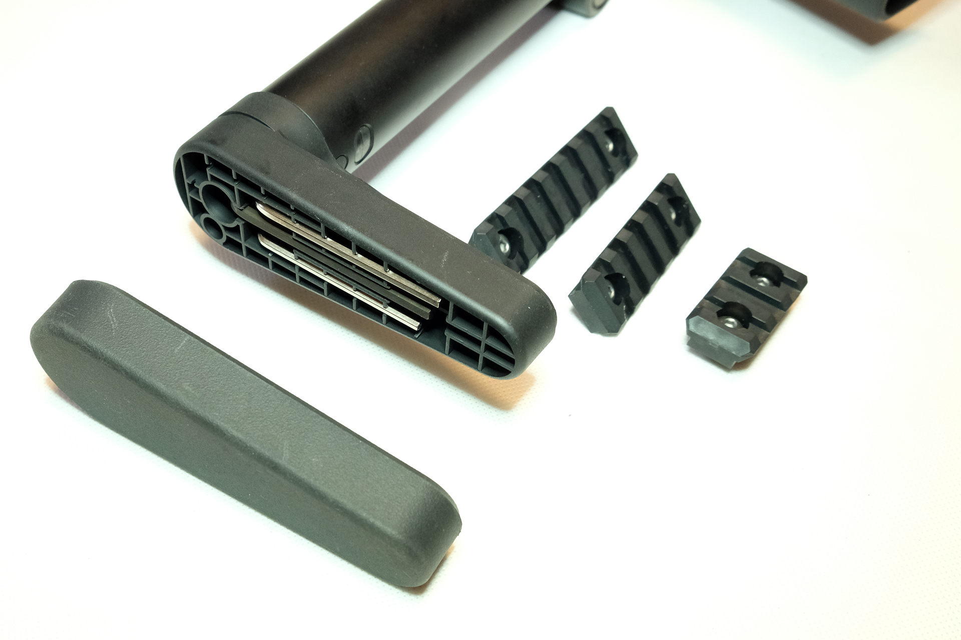 バットプレートを外して六角レンチを収めた状態。なくし難くて便利だ