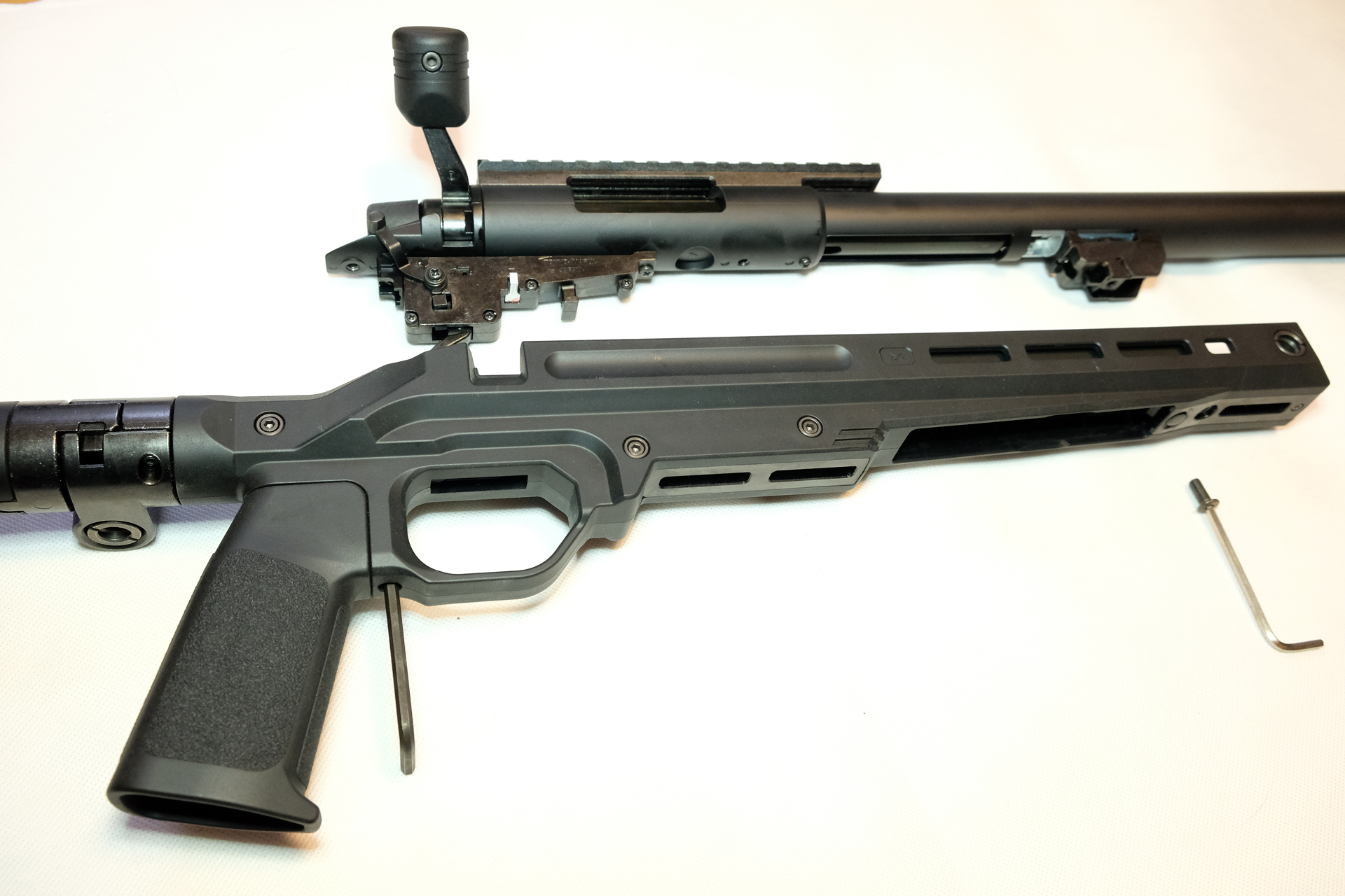 付属の六角レンチで分離できる