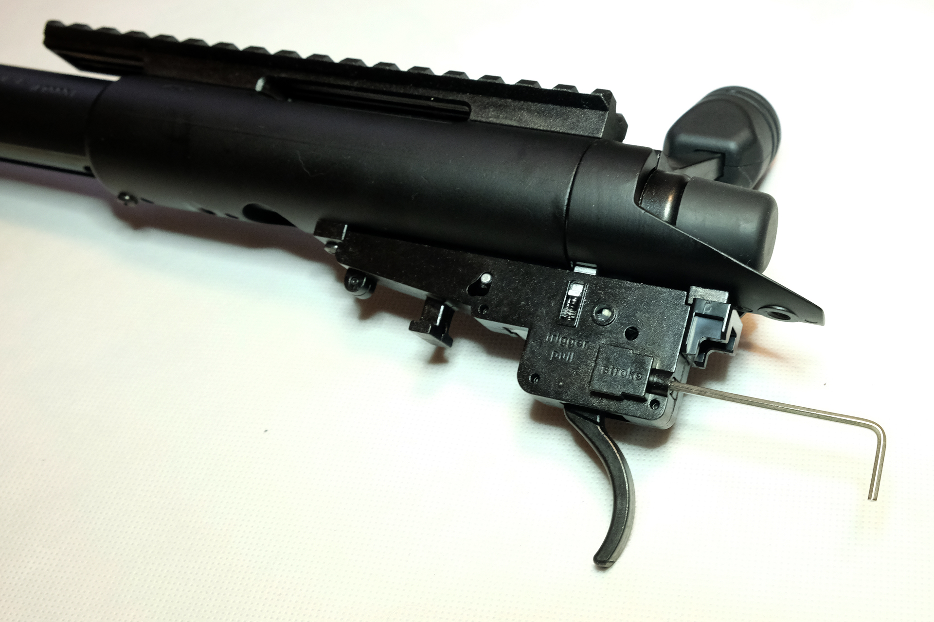 トリガーストロークはトリガーブロック後部のネジで調整する