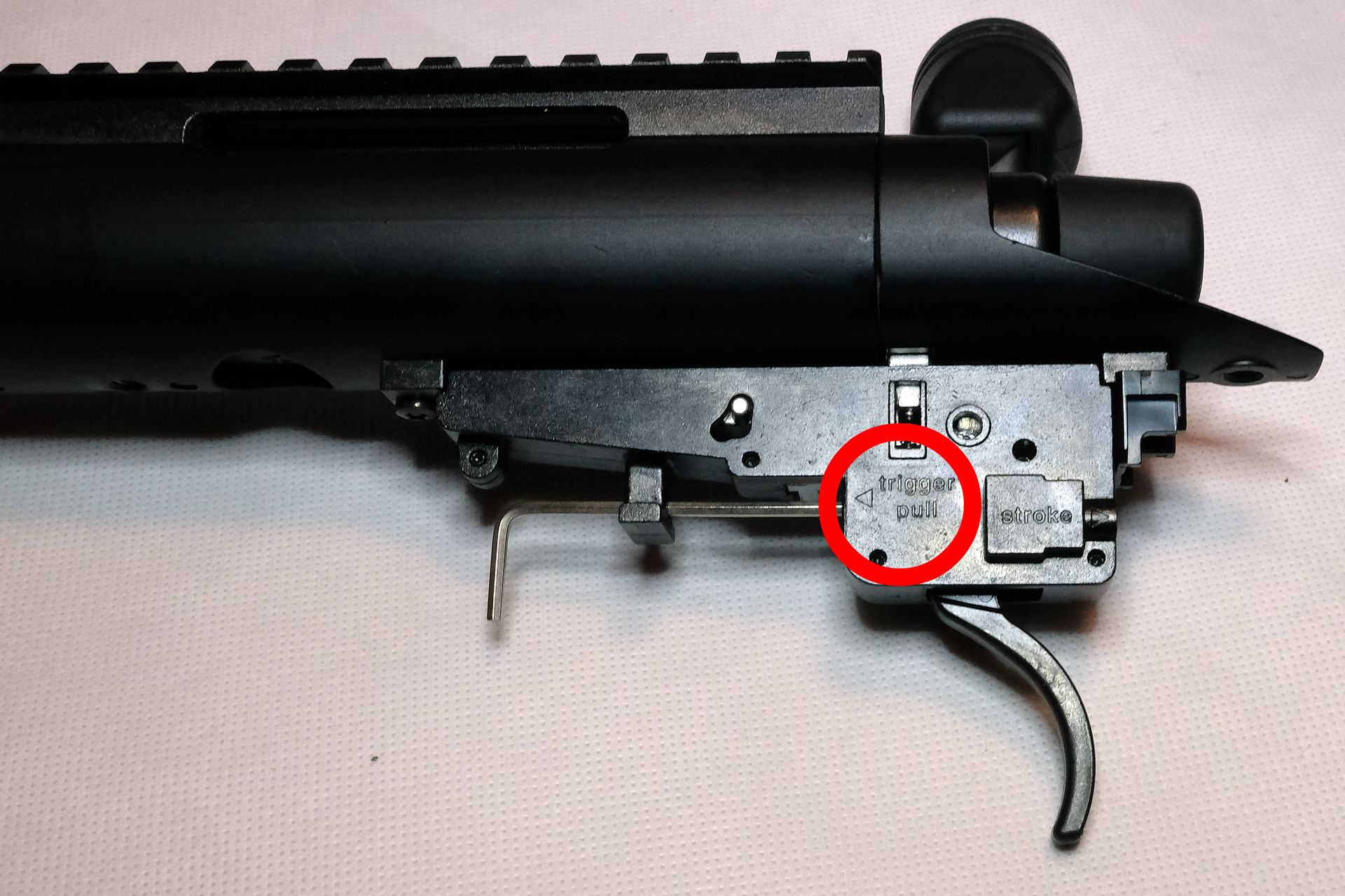 トリガープルはトリガーブロック前部のネジで調整する