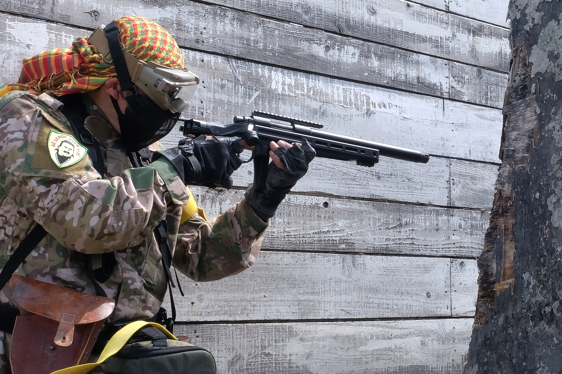 遮蔽物際や隙間などに対し、従来のスナイパーライフルでは不可能な動きができる