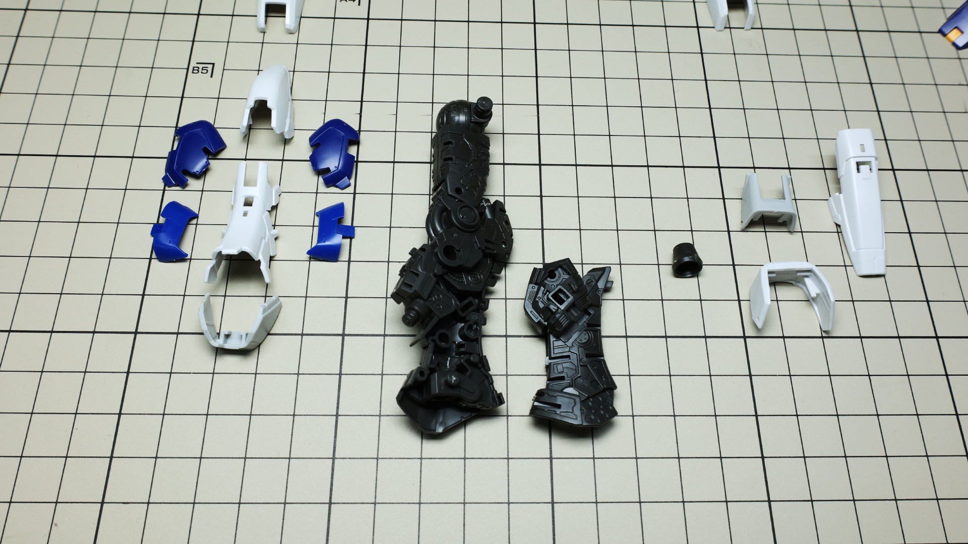 脛部も少ないパーツながらこの密度感がたまりません