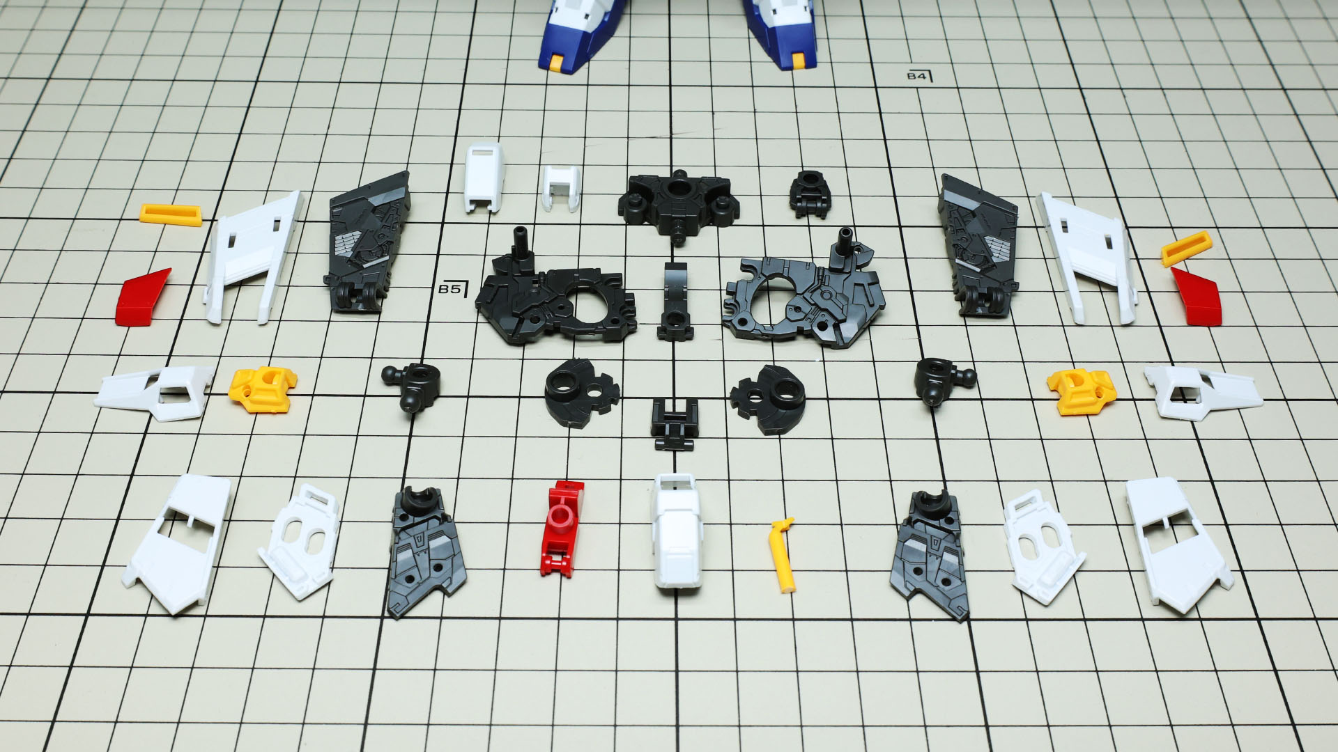 中央にあるのが腰部基部で、前後アーマー裏の裏打ちパーツもあってこれもRGの作りごたえにもつながっています