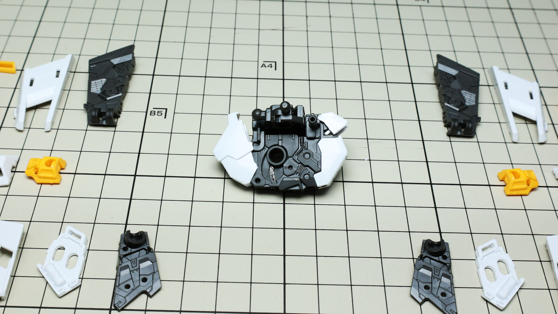 中央の外装を取り付けるとこの密度感！メカメカたまらんです