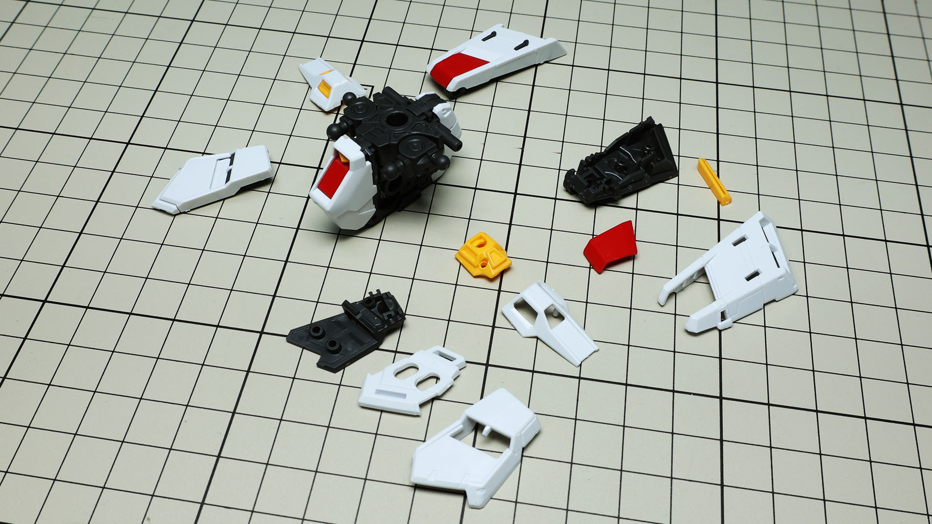 片側のアーマーを組み立てています。構造自体は合わせるだけですので難しくはありません