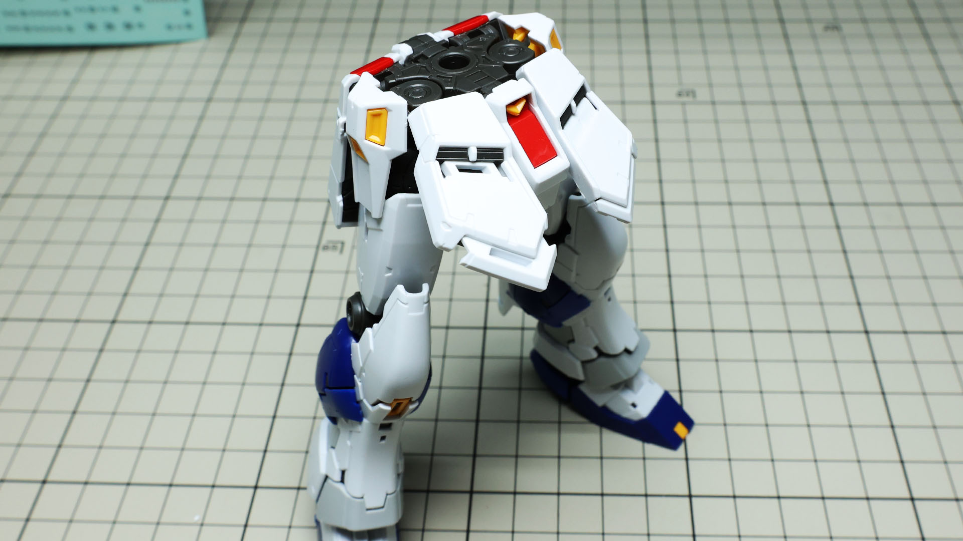 腰部に脚部とともに組み付けました