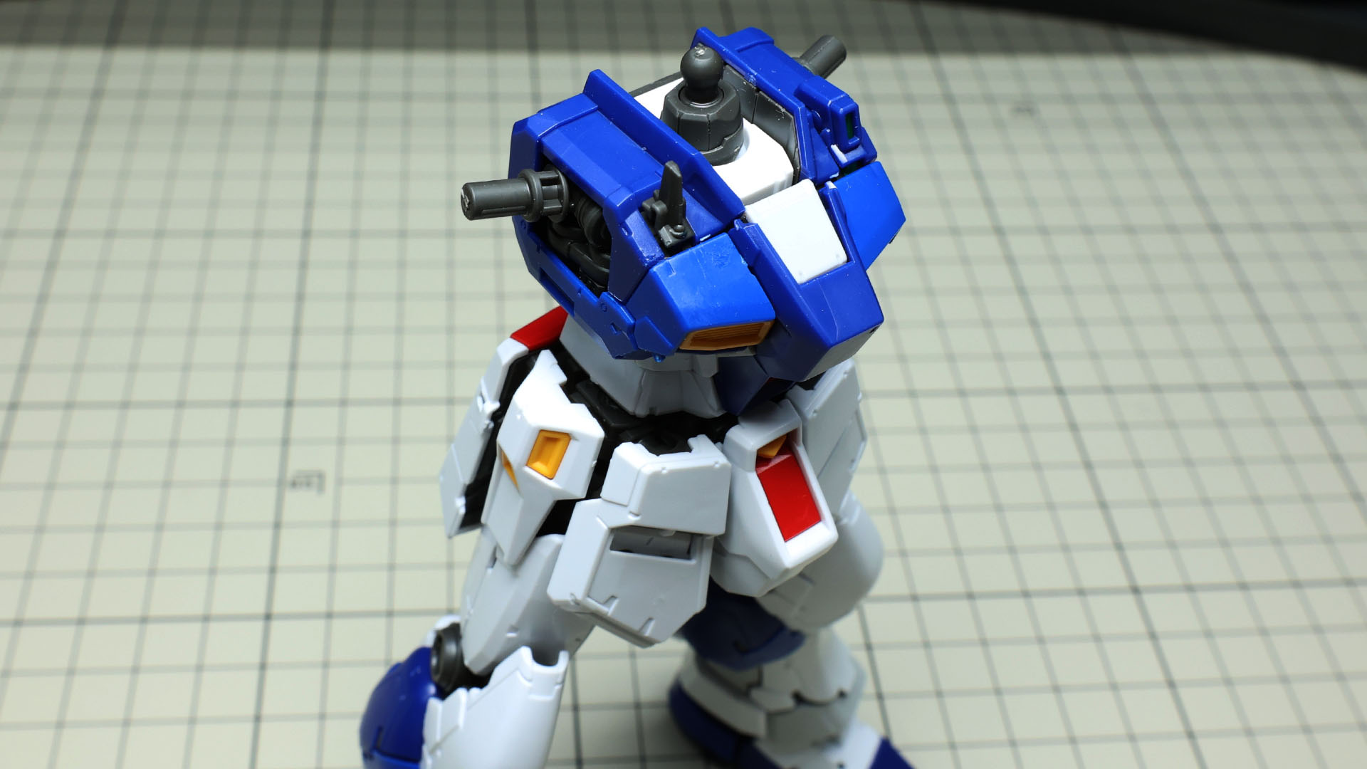 組み上げるとオリジナルのνガンダムより彩度の高いボディになります