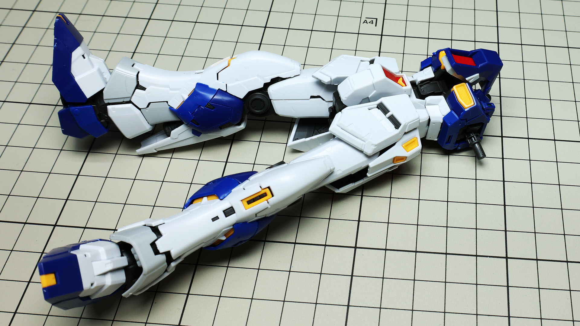 ボディと脚部の長さの比較……かなりナイスバディです