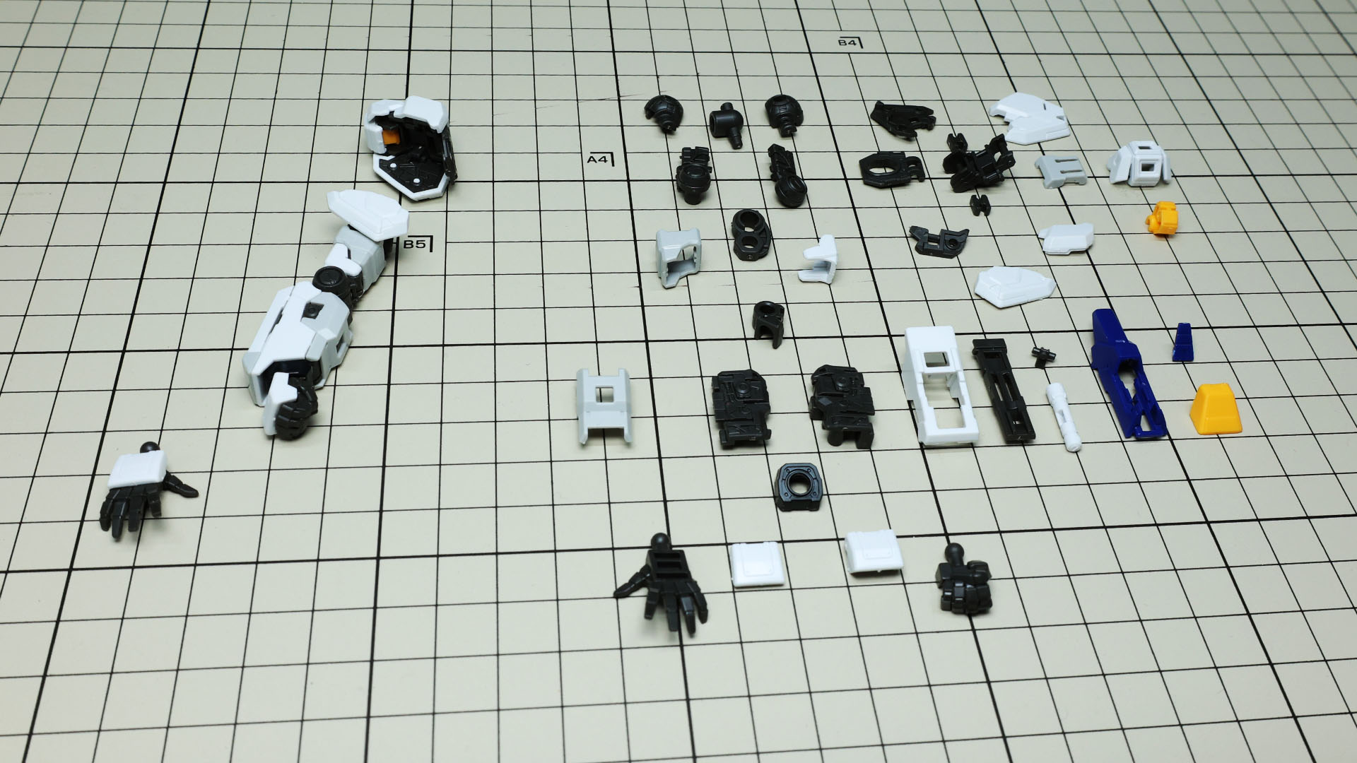 右腕を組んであります。意外とパーツが少なくていい感じです