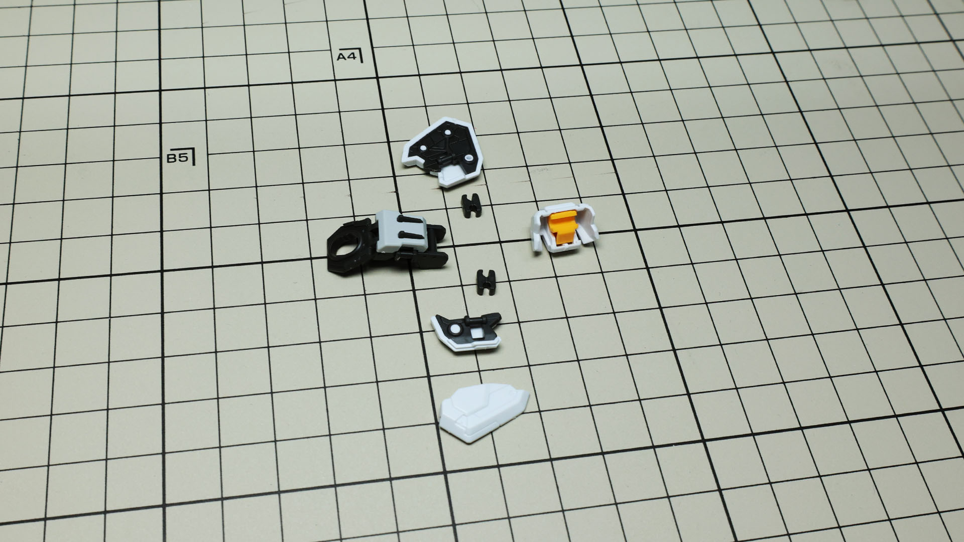 肩部アーマーは面白い構造で、上面と後面はフルセットですが前面は上下2分割で上部しか付きません