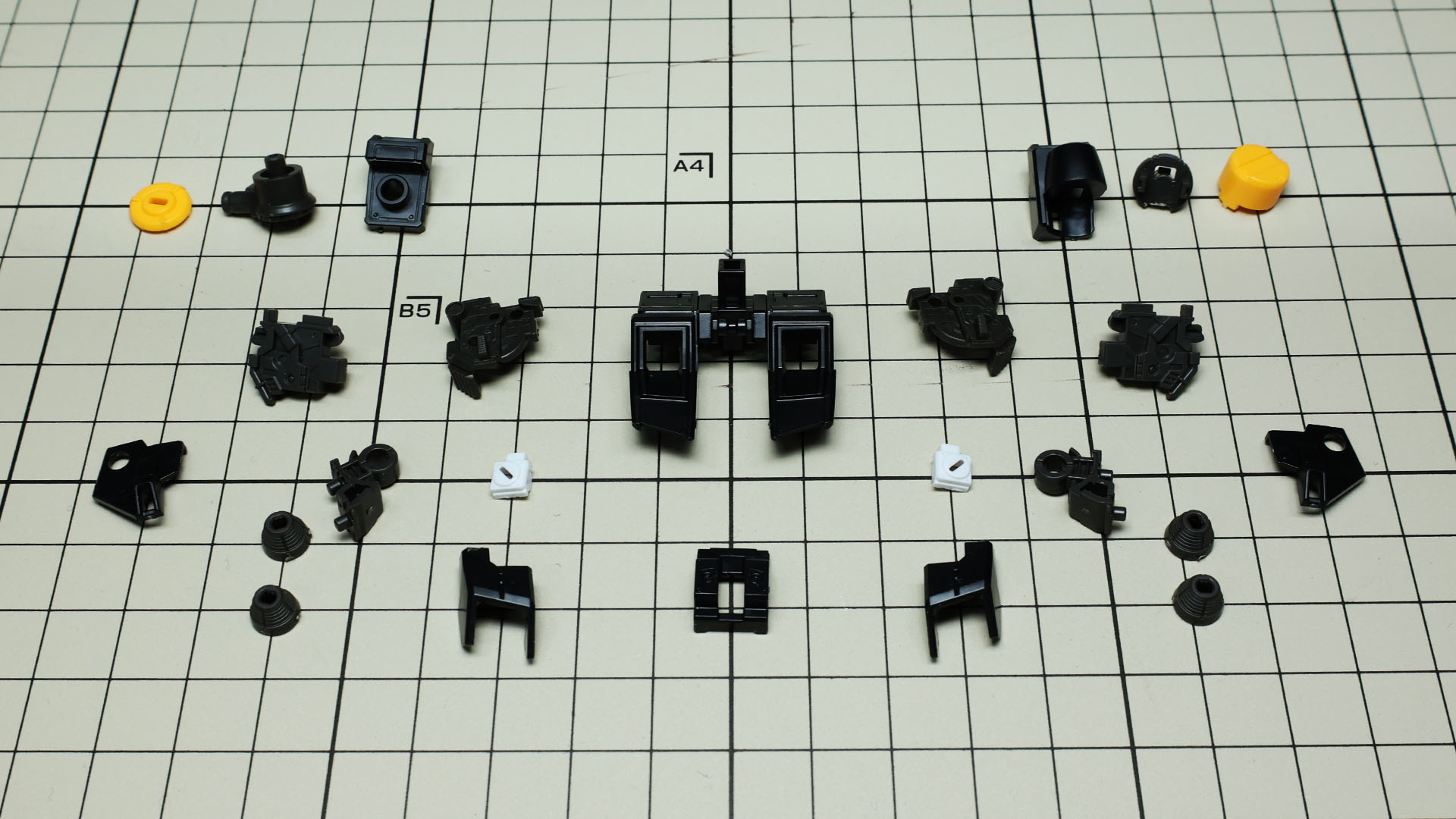 この大きさの中に可動もたくさんあるのでパーツ数は若干多い印象です