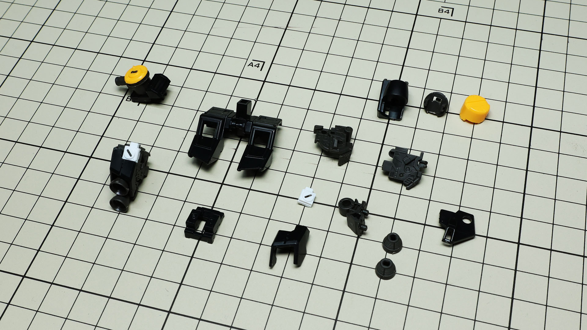 片側を組み上げてみましたが、意外と単純な構造でさくっと組み上がります