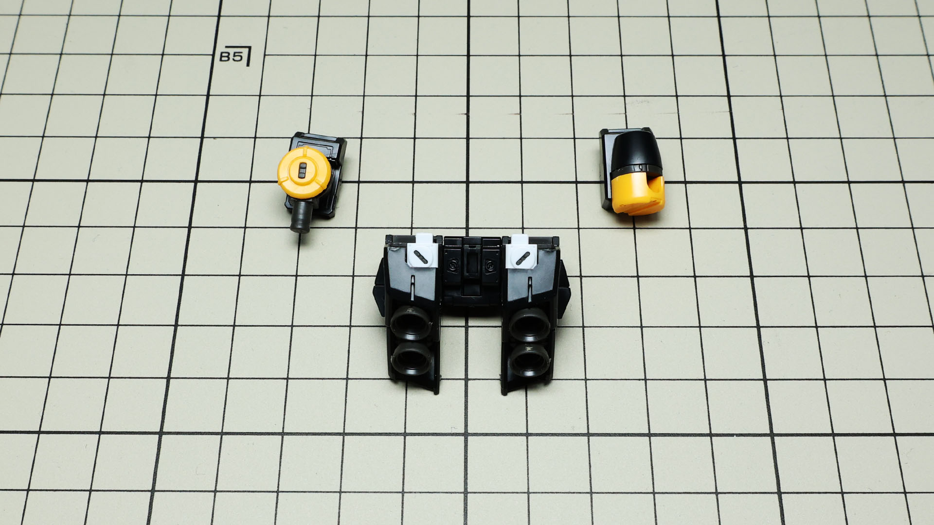 ランドセル本体と兵装マウント用基部2つで構成されます