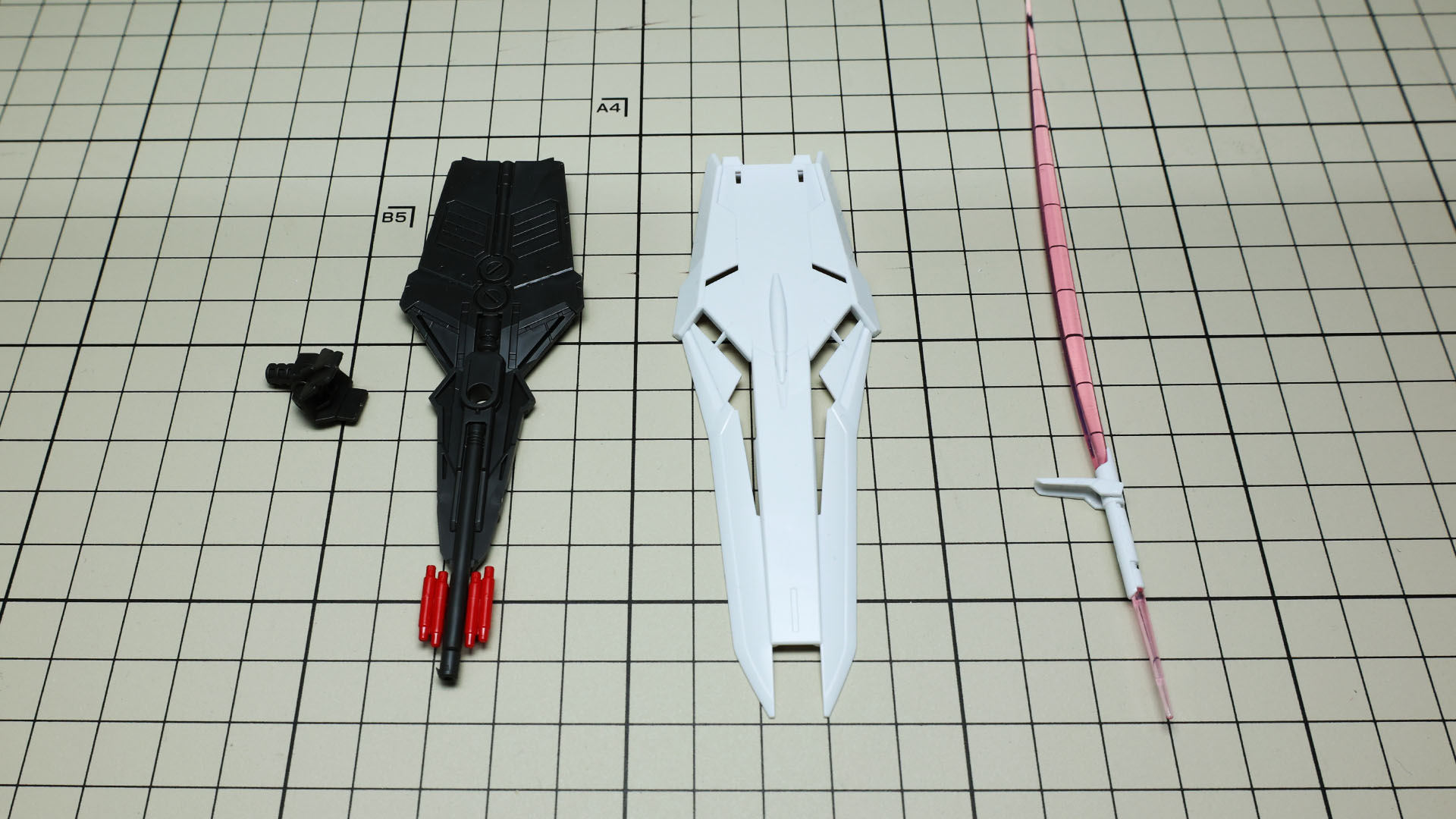 シールドは赤いグレネード弾は別パーツ化、本体は貼り合わせ構造です