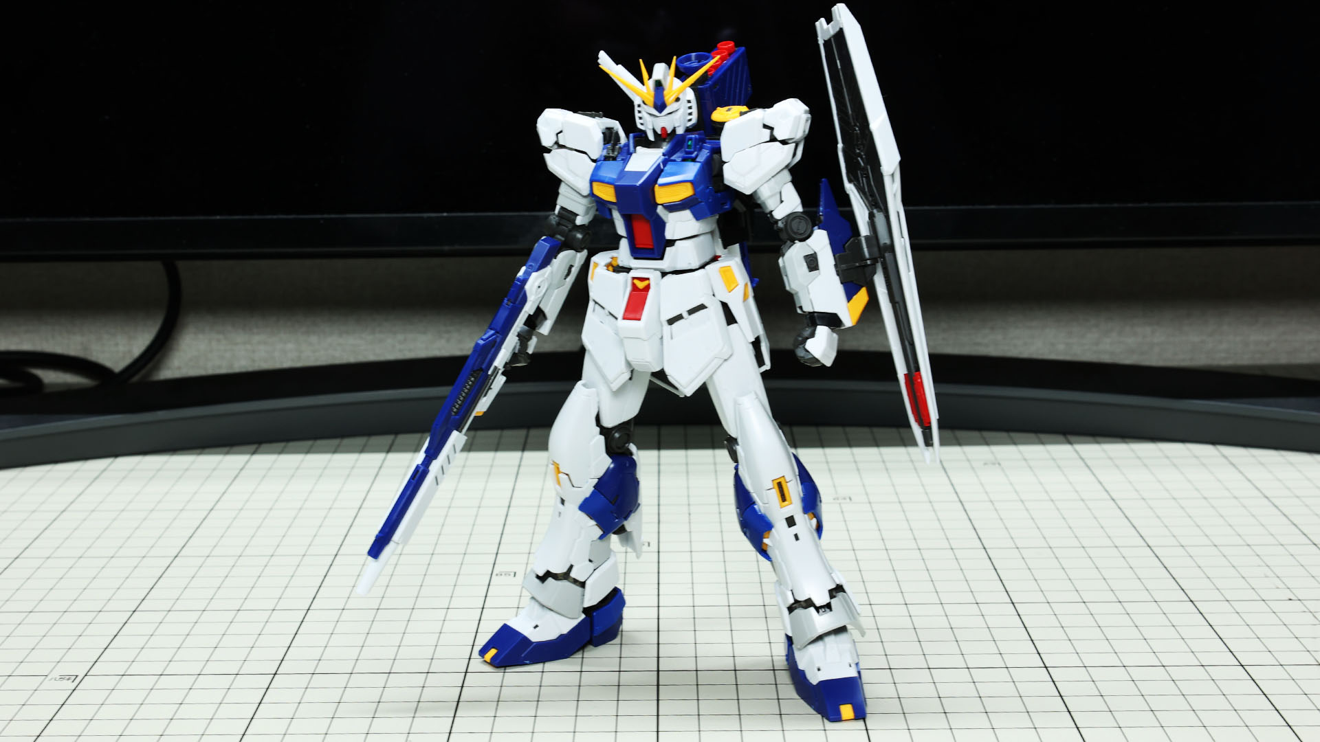 装備させると、そこには戦闘用装備のνガンダムが！