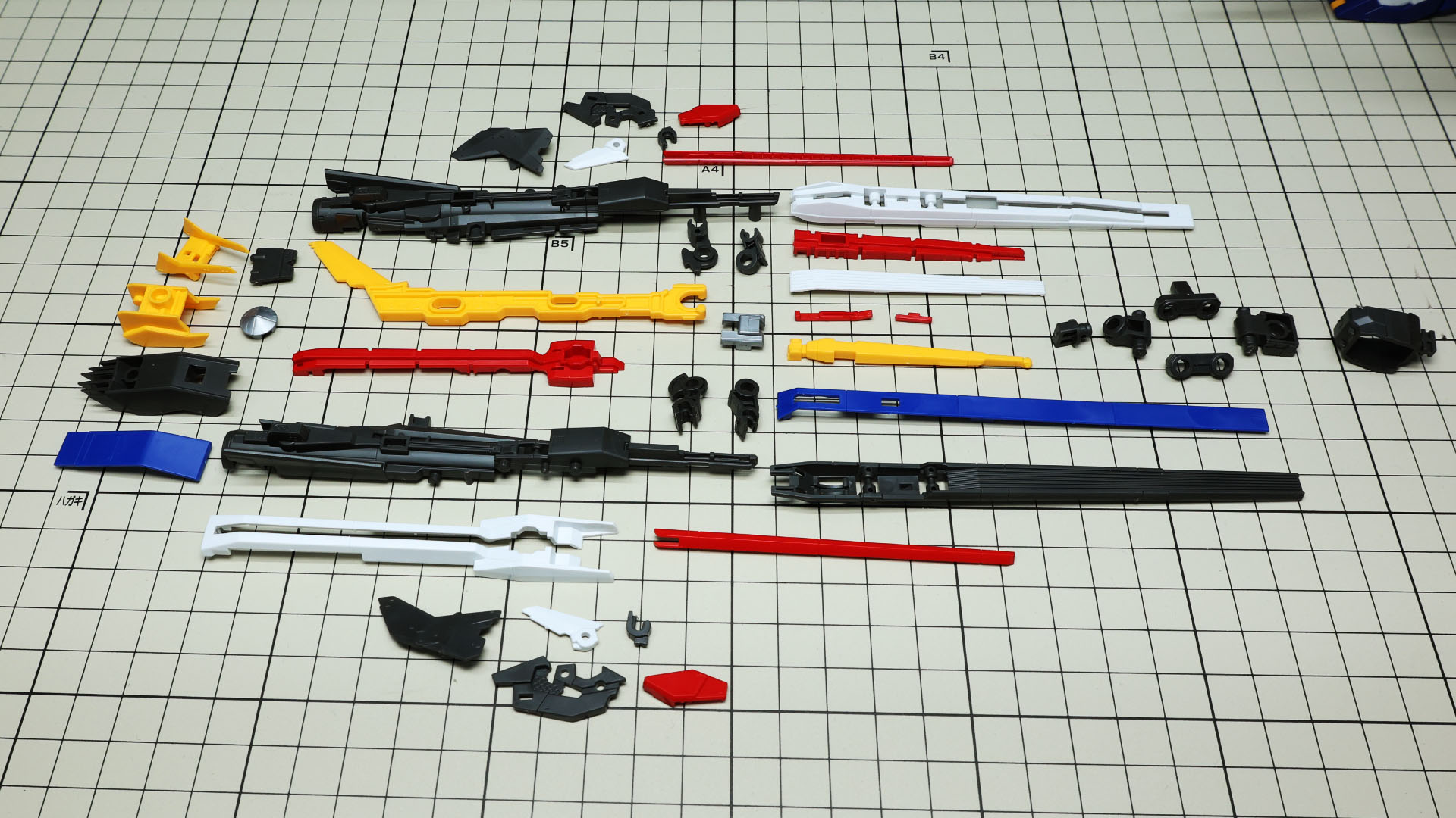 直線で長尺のパーツが多く並びます