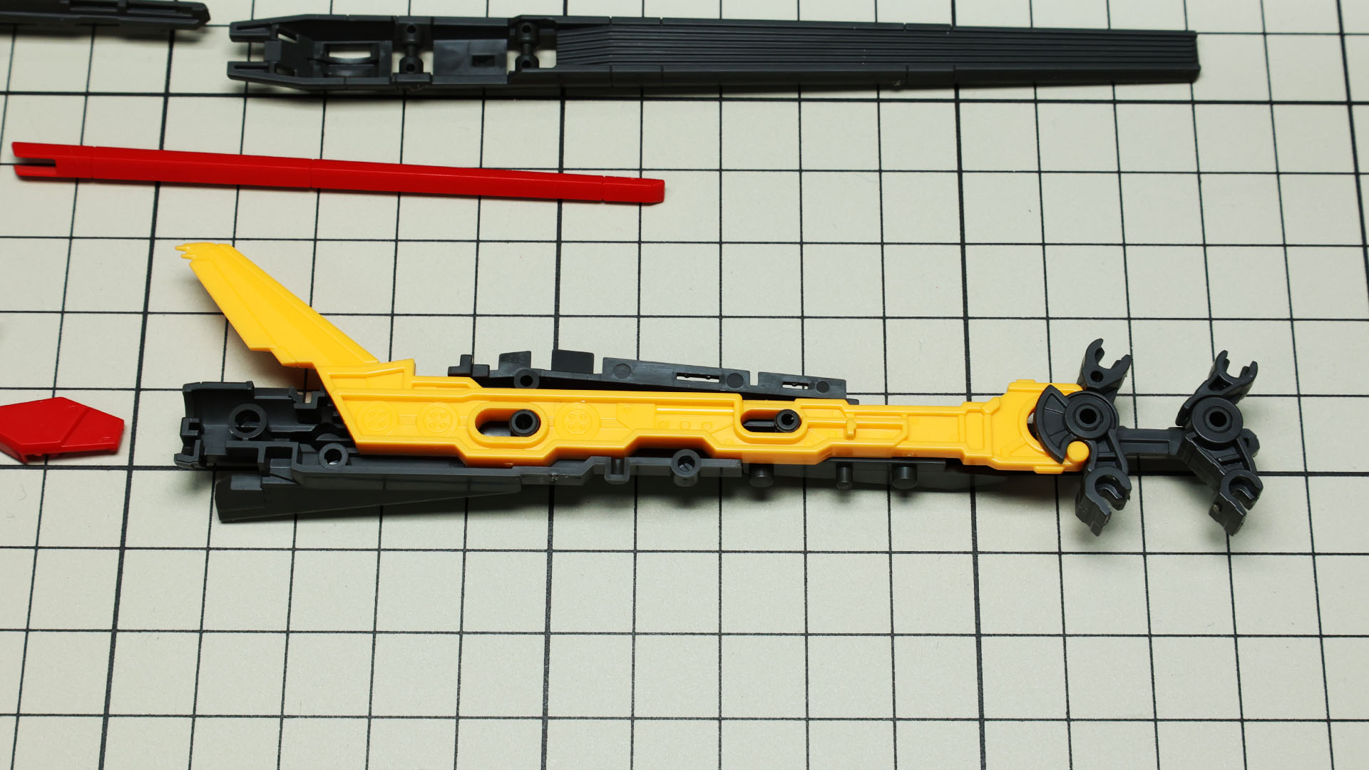 この羽形状のパーツを動かすことで砲身を連動可動させられます