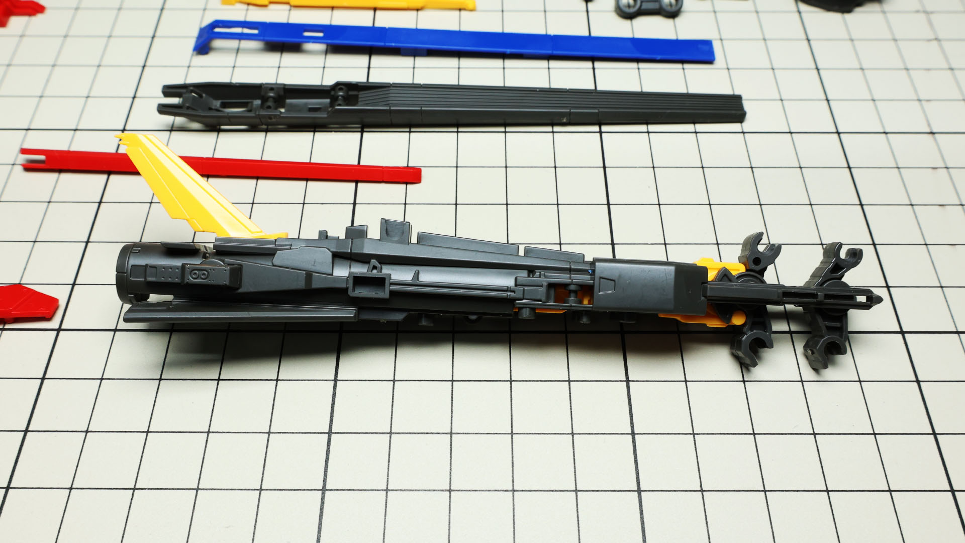 先端には連動のためのツメがあります