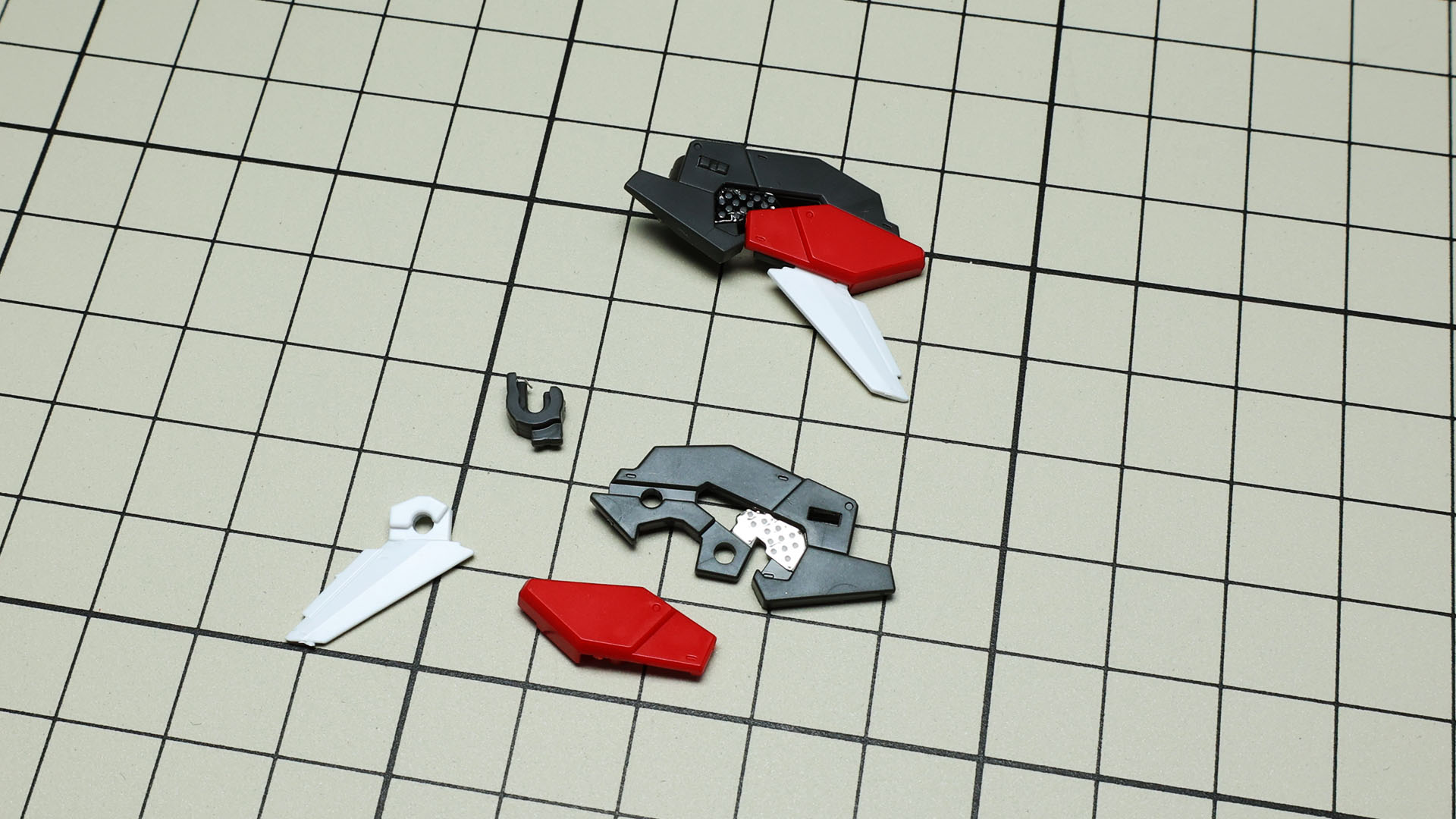 左右の小さい羽のパーツにはリアリスティックデカールを貼り込みます