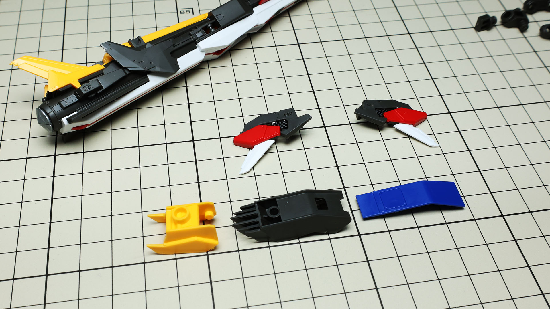 本体上部の開閉するパーツも3色構成です