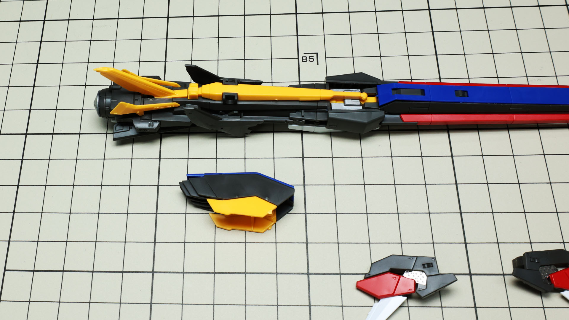 構成要素を組み付けていき……