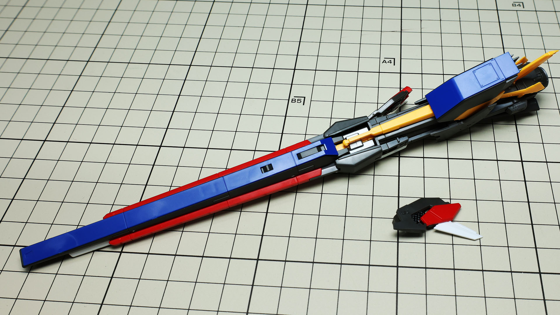 構成要素を組み付けていき……