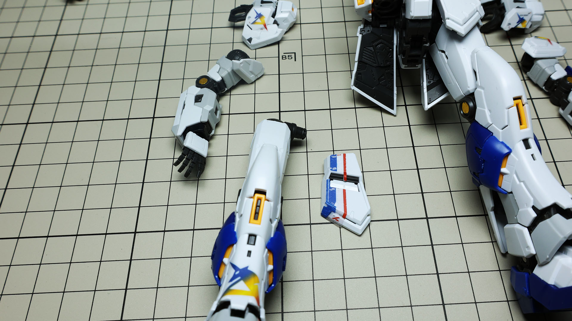 右肩の裏と、フロント右アーマー、右脚脛部に貼ります