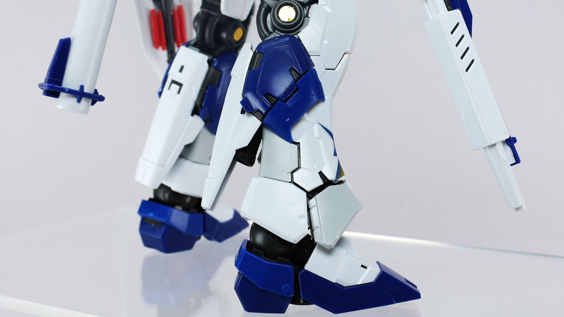 脚部の流れるようなラインと装甲の割れ方がかっこいい