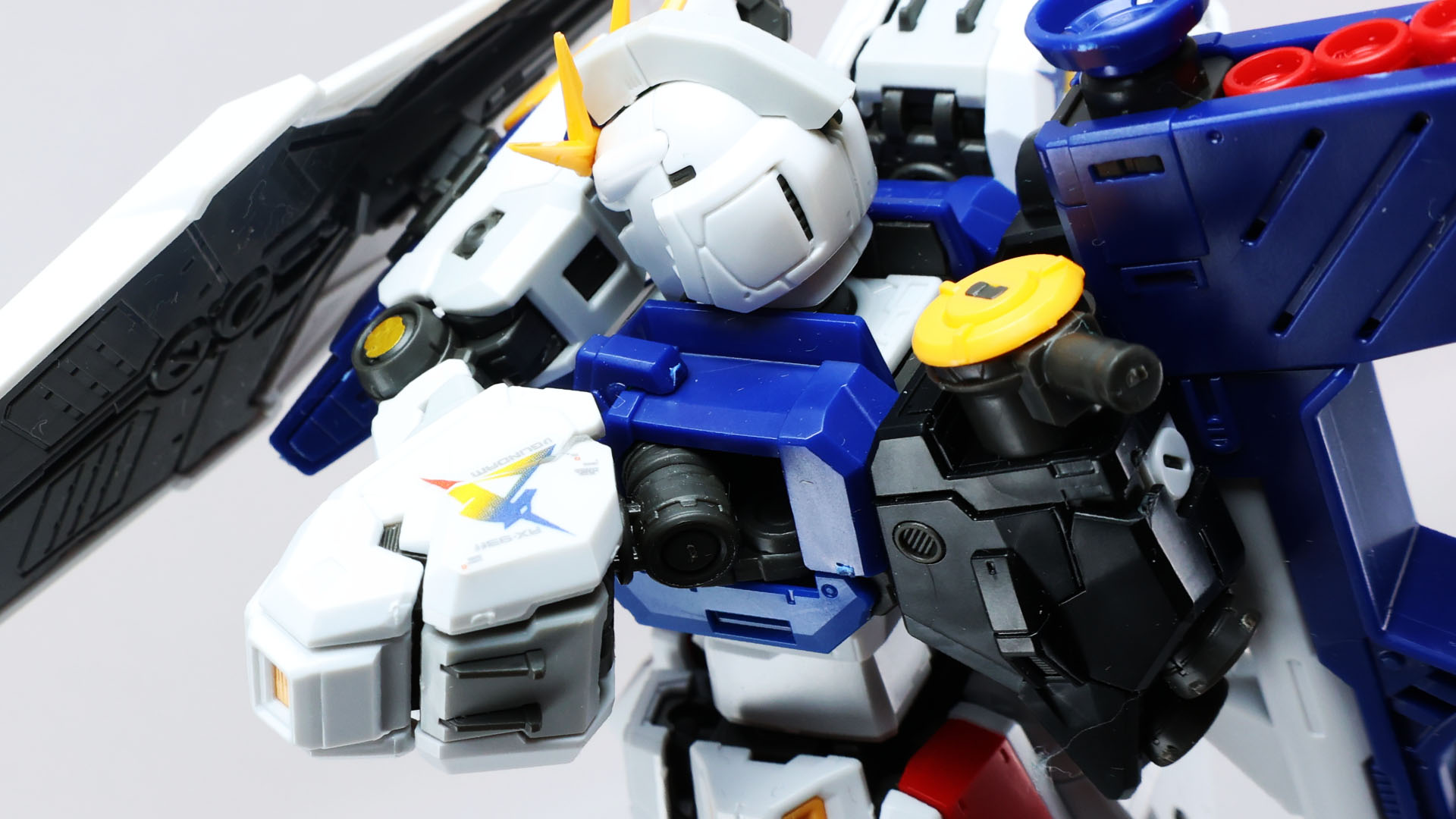 肩はぐいっと前に向けられます