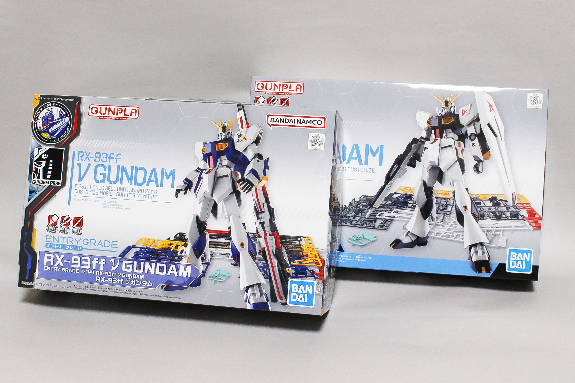 「EG νガンダム」のパッケージ（写真右）と比較。「ENTRY GRADE 1/144 RX-93ff νガンダム」のパッケージ（写真左）の方がランナーが1枚多い分わずかに厚みがあり、デザインは若干凝っている印象だ