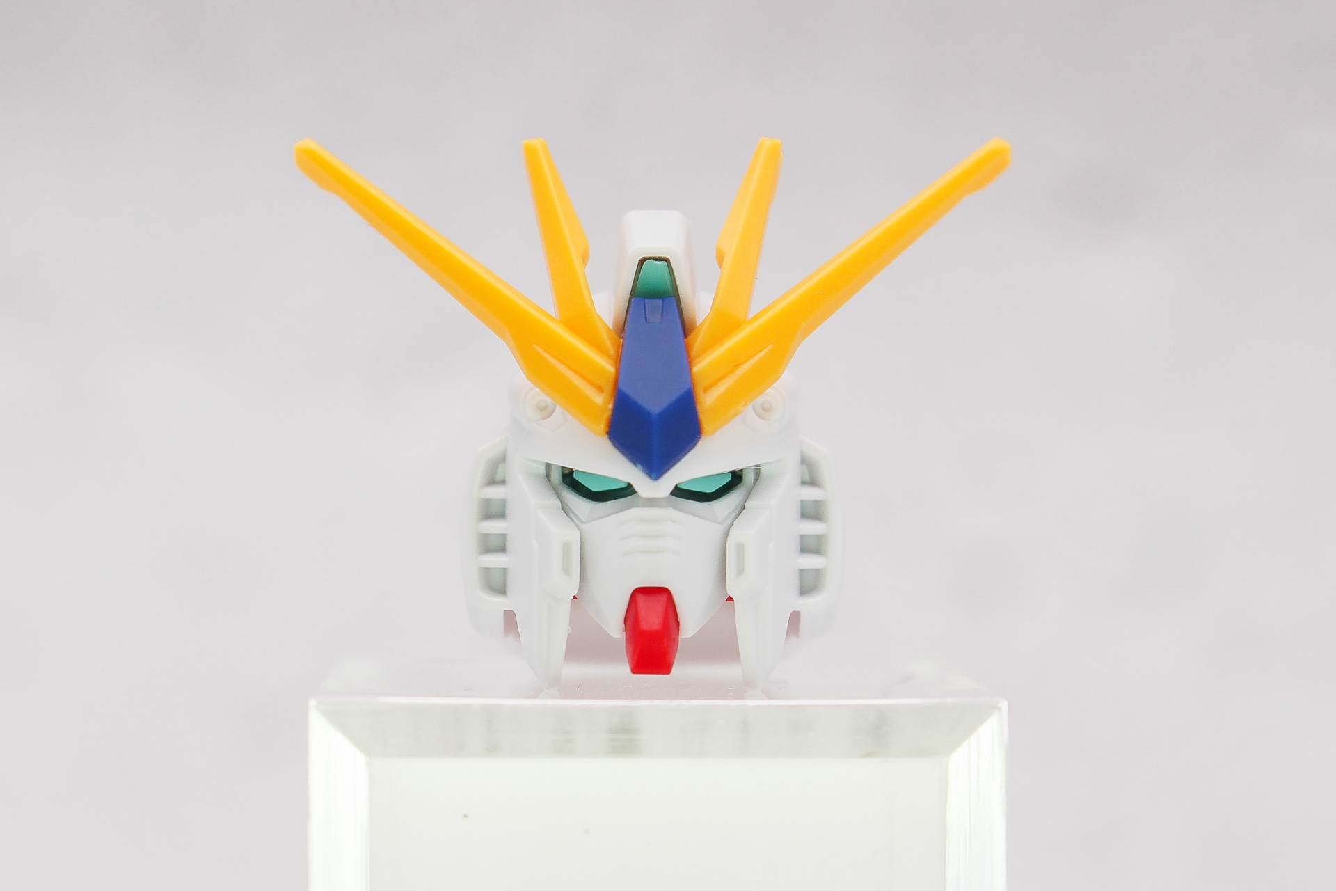 完成すると、ガンダムシリーズならではのクマドリが現れる。口元のスリットは簡単にスミ入れするといいかもしれない