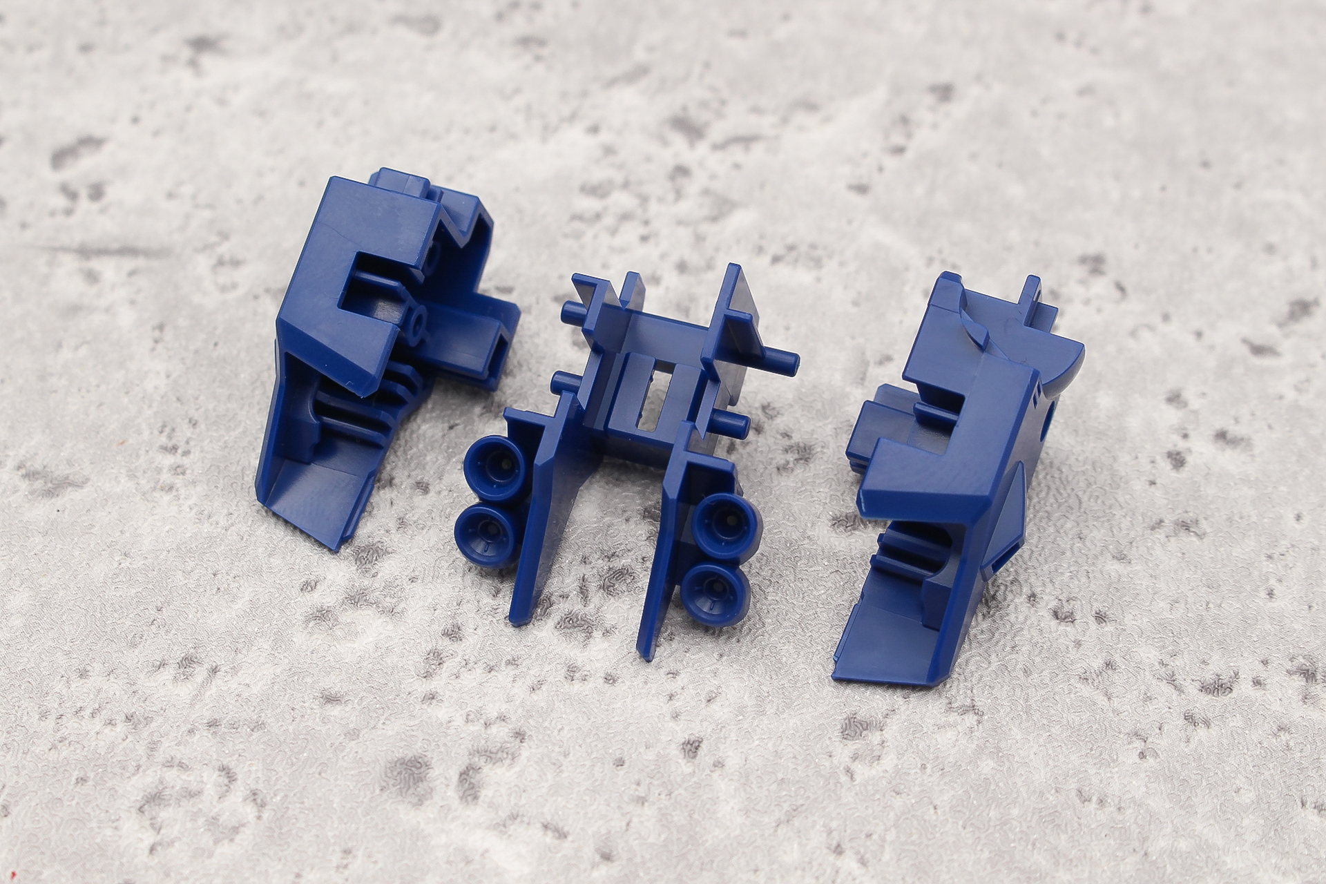 バックパックの組み立て。ノズルは別パーツで、塗装もしやすい仕様だ