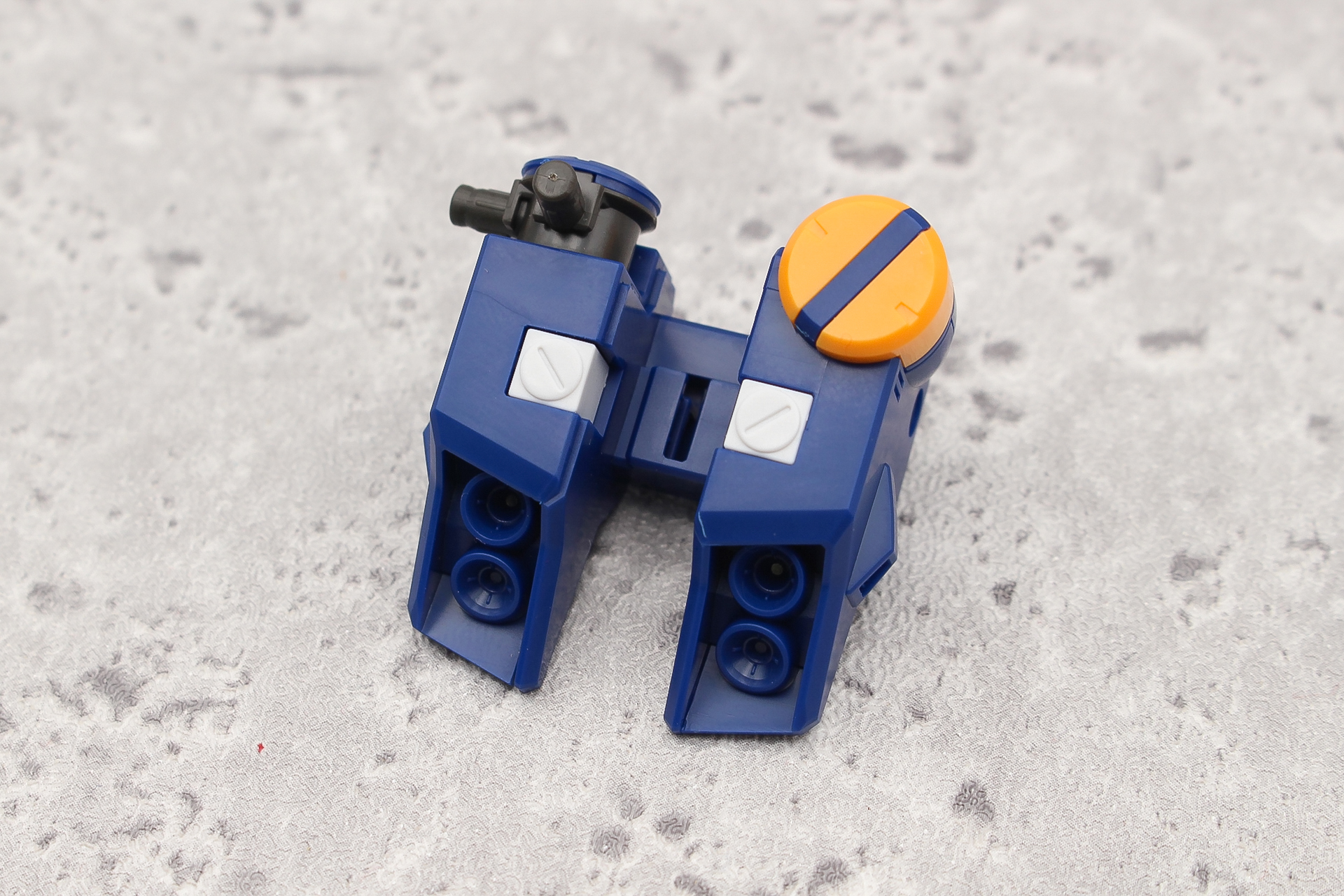 色分けパーツを組み込んでいく。左上のジョイントはロングレンジ・フィン・ファンネルを装着するためのRX-93ffならではの形状だ