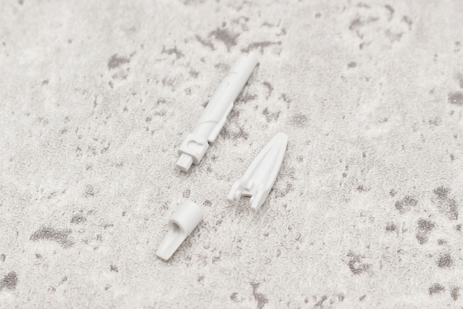 ビーム・サーベルの組み立て。エフェクトは「HG νガンダム」付属のものと互換性があるようだ