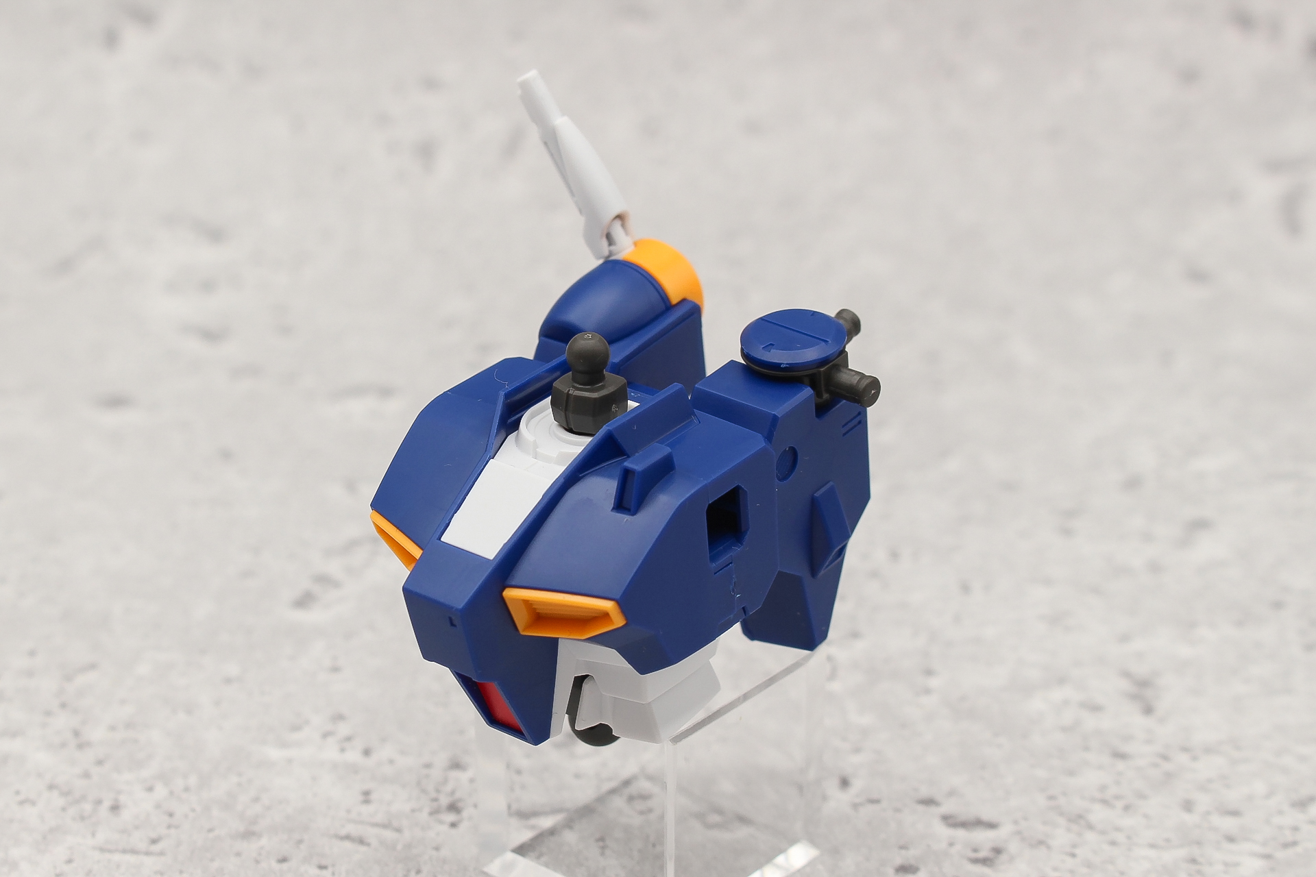 胴体にバックパックとビーム・サーベルを組み付けて完成